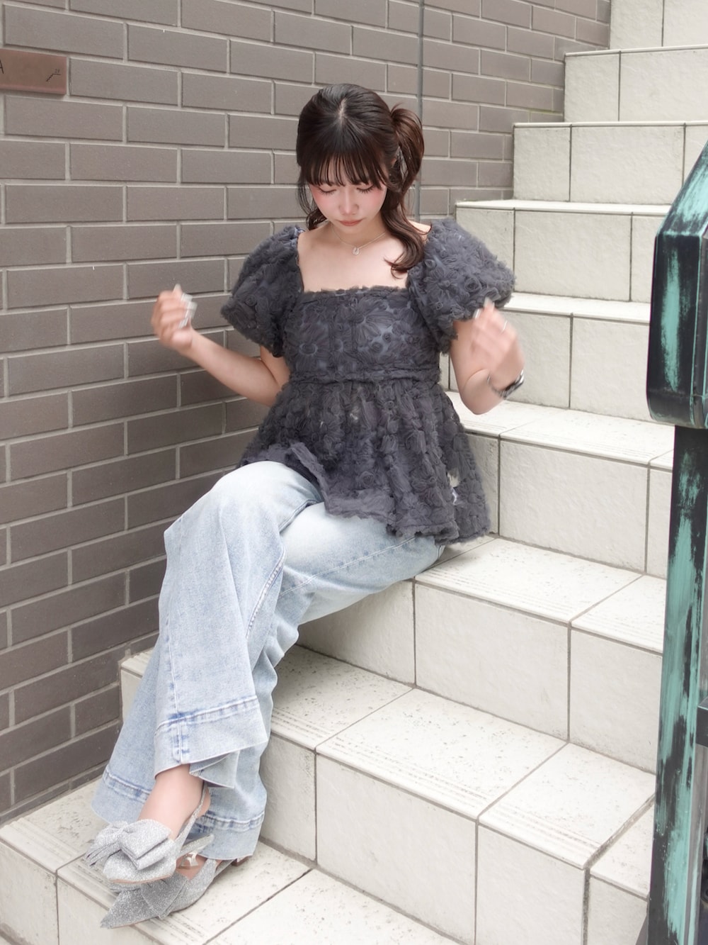グレー系のシャツ/ブラウス、ブルー系のデニムパンツ、シルバー系のパンプスを着用したレディースの夏コーディネートの3枚目の写真