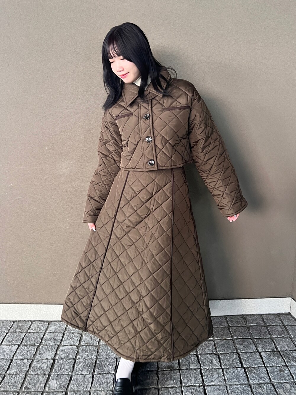 その他のセットアップ、ブラック系のローファー、ホワイト系のニット/セーターを着用したレディースの冬コーディネートの2枚目の写真