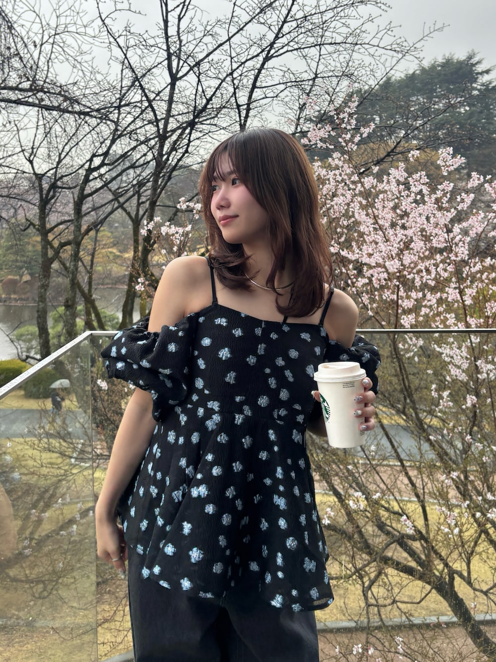 ブルー系のシャツ/ブラウス、ブラック系のデニムパンツ、ブラウン系のローファーを着用したレディースの春コーディネートの2枚目の写真