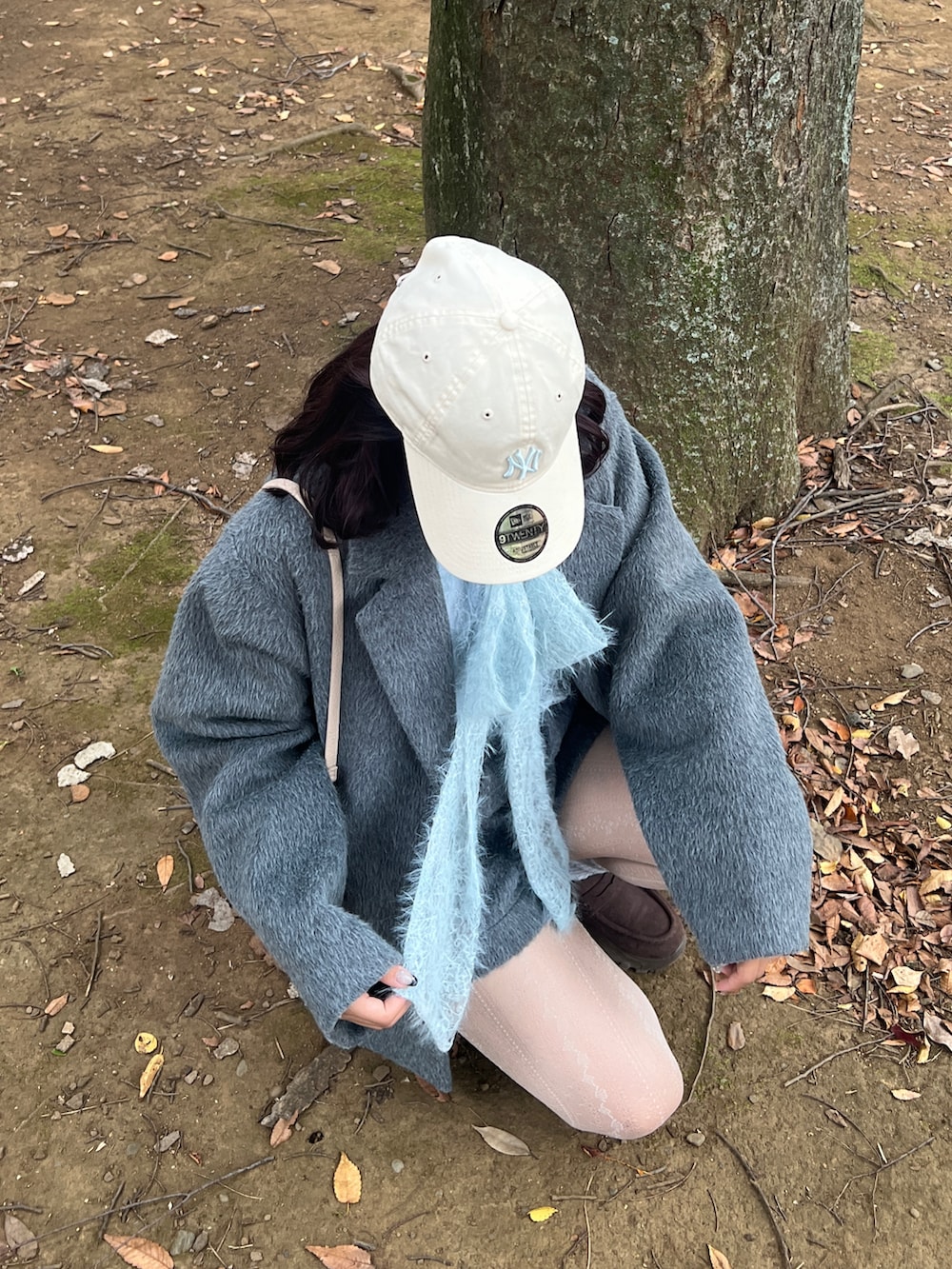 グレー系のテーラードジャケット、グレー系のその他パンツ、ブラウン系のローファーを着用したレディースの秋コーディネートの2枚目の写真