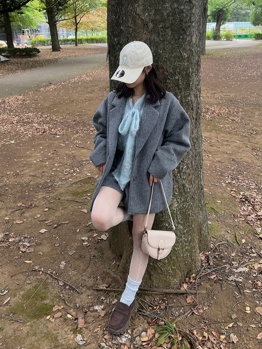 グレー系のテーラードジャケット、グレー系のその他パンツ、ブラウン系のローファーを着用したレディースの秋コーディネートの3枚目の写真