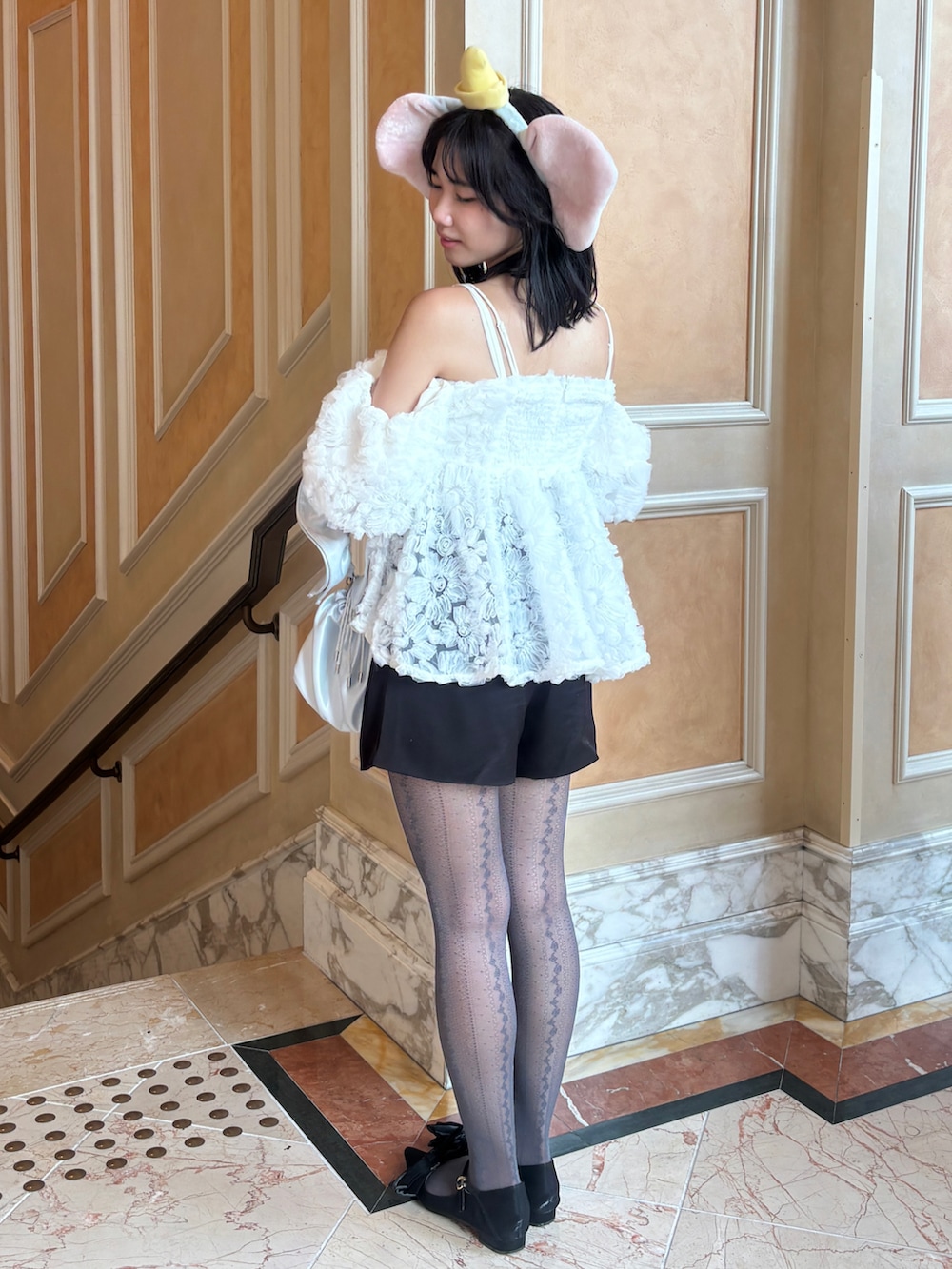 ブラック系のパンプス、ホワイト系のシャツ/ブラウス、ブラック系のその他パンツを着用したレディースの夏コーディネートの2枚目の写真