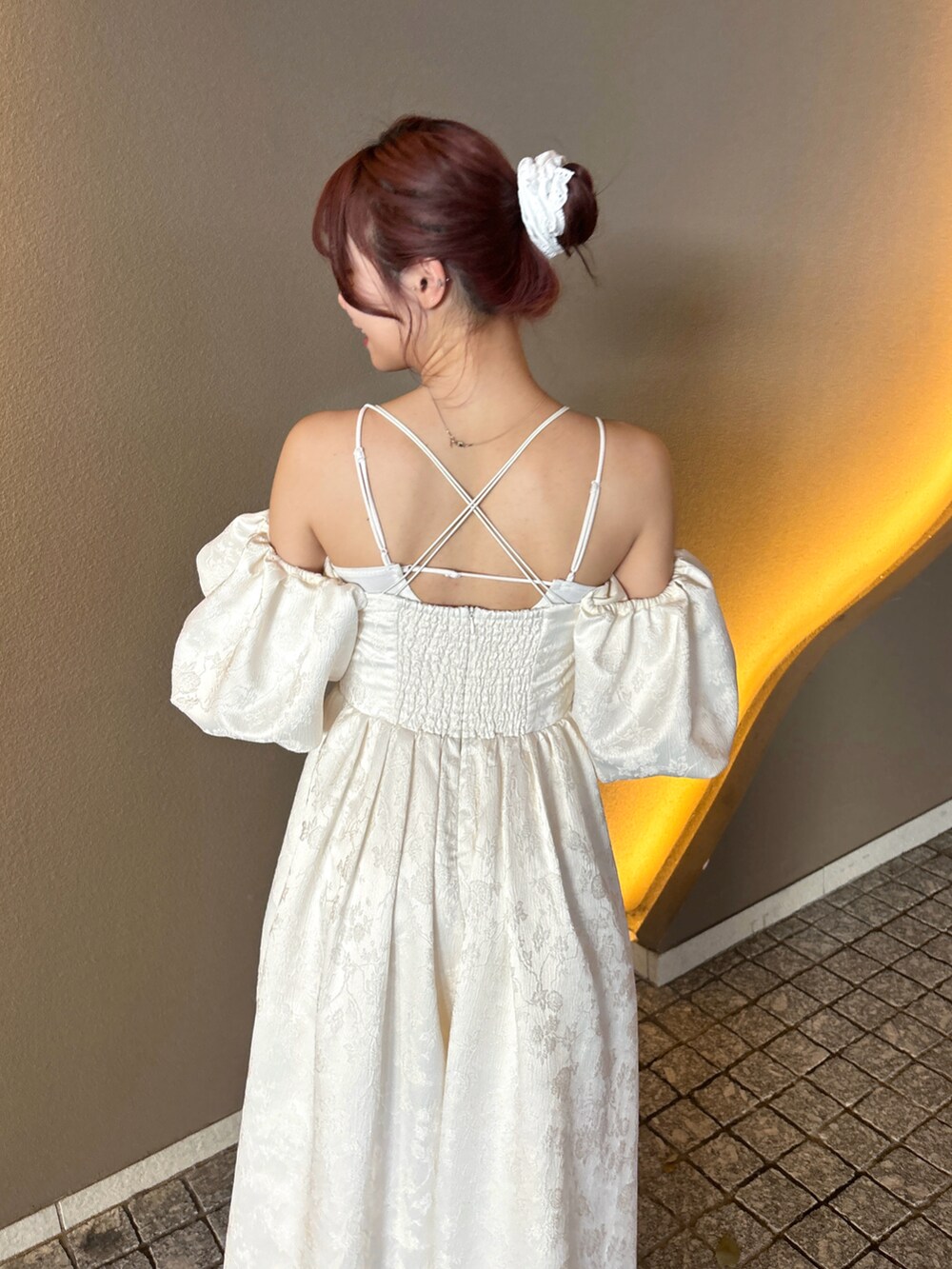 ホワイト系のドレス、ベージュ系のパンプスを着用したレディースの春コーディネートの3枚目の写真