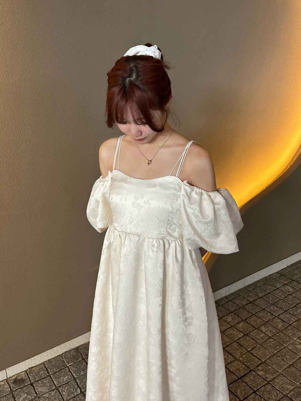 ホワイト系のドレス、ベージュ系のパンプスを着用したレディースの春コーディネートの2枚目の写真
