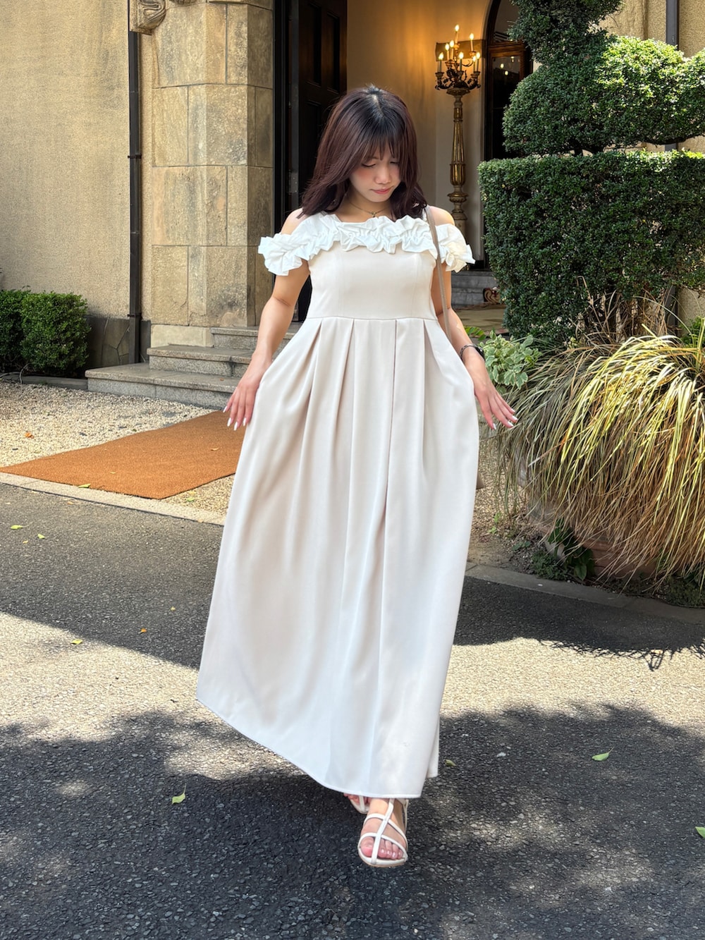 ベージュ系のドレス、その他のその他を着用したレディースの春コーディネートの2枚目の写真