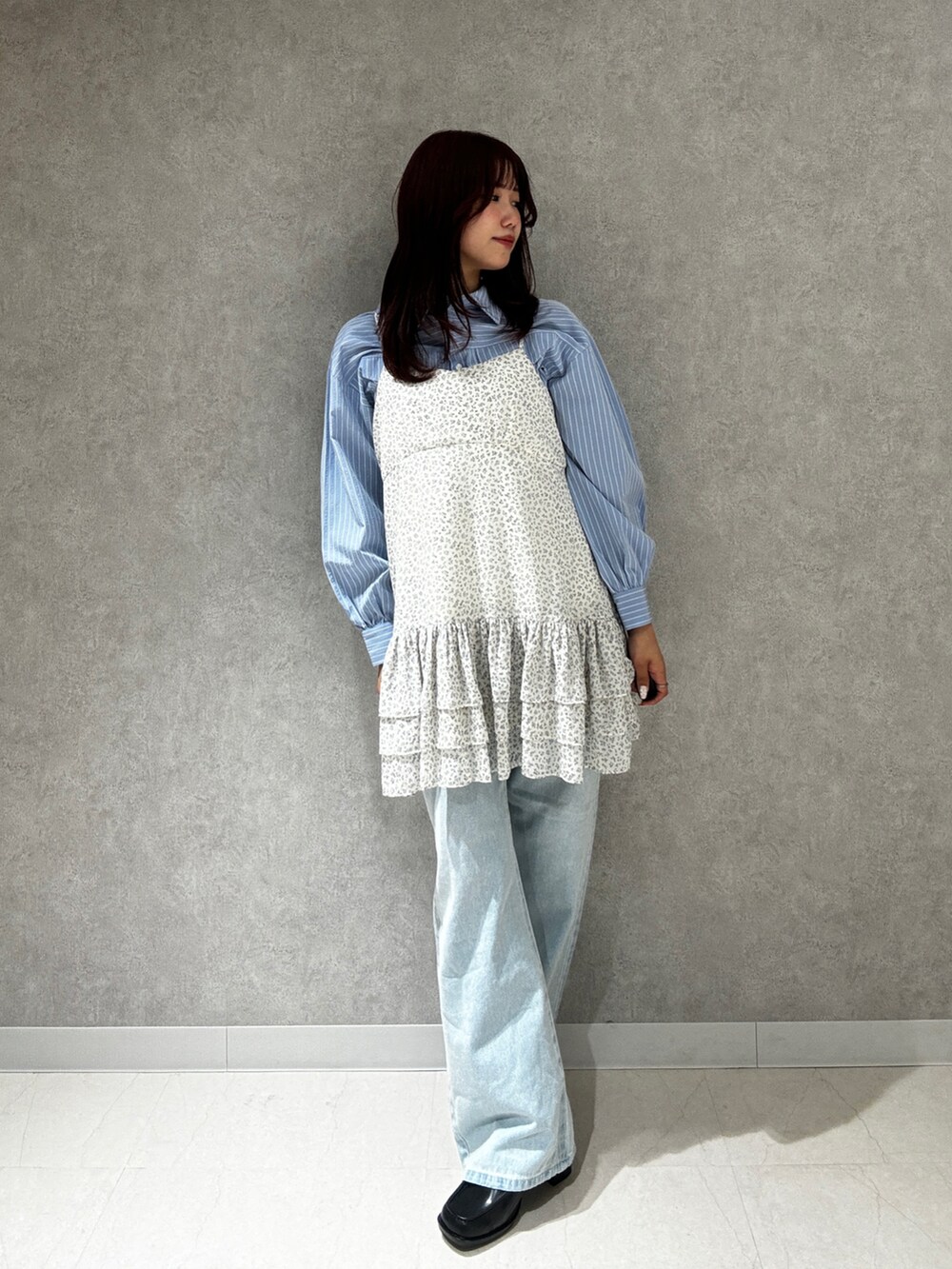 ホワイト系のワンピース、ブルー系のシャツ/ブラウス、ブルー系のデニムパンツを着用したレディースの春コーディネートの2枚目の写真