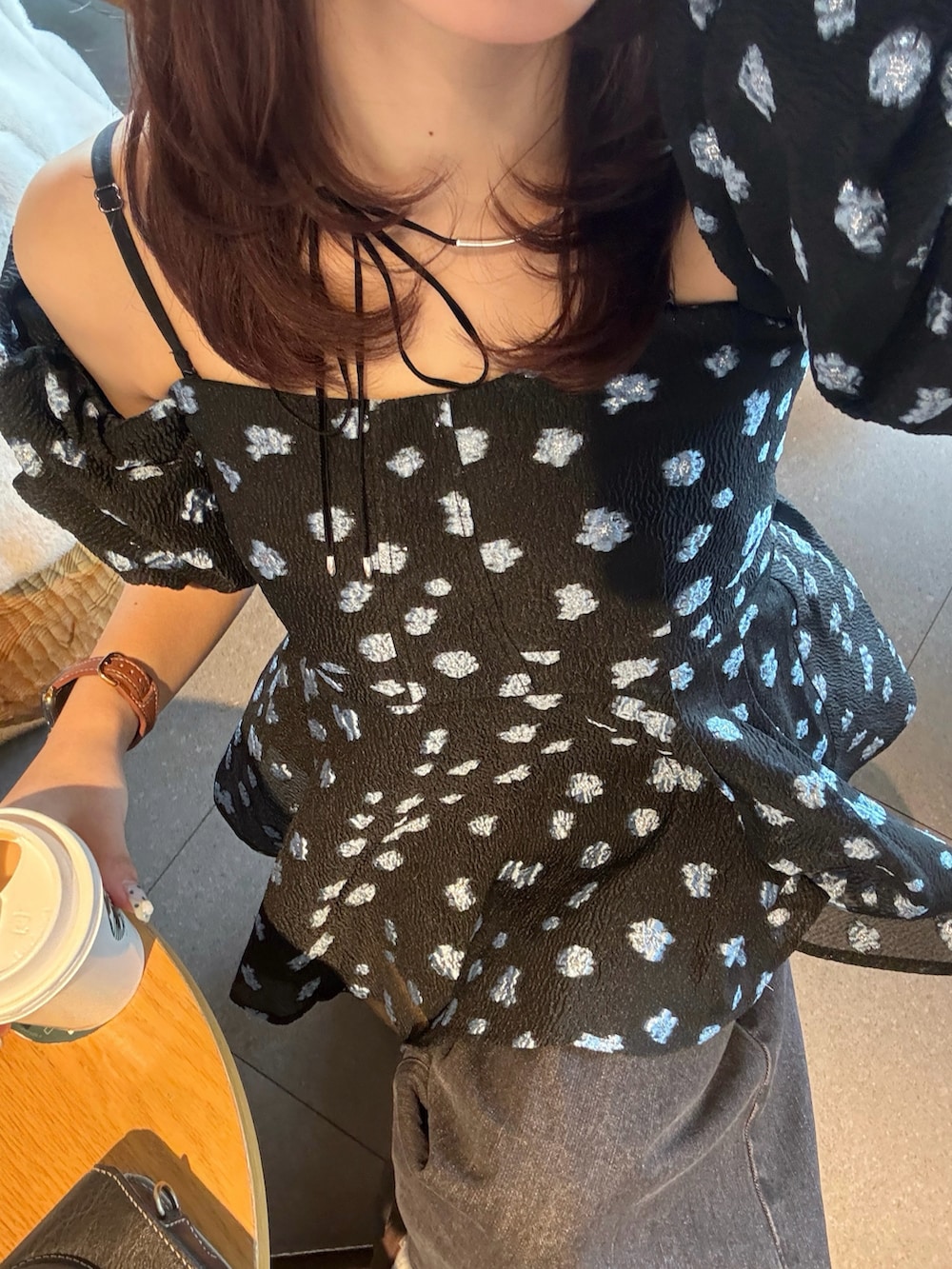 ブルー系のシャツ/ブラウス、ブラック系のデニムパンツ、ブラウン系のローファーを着用したレディースの春コーディネートの4枚目の写真