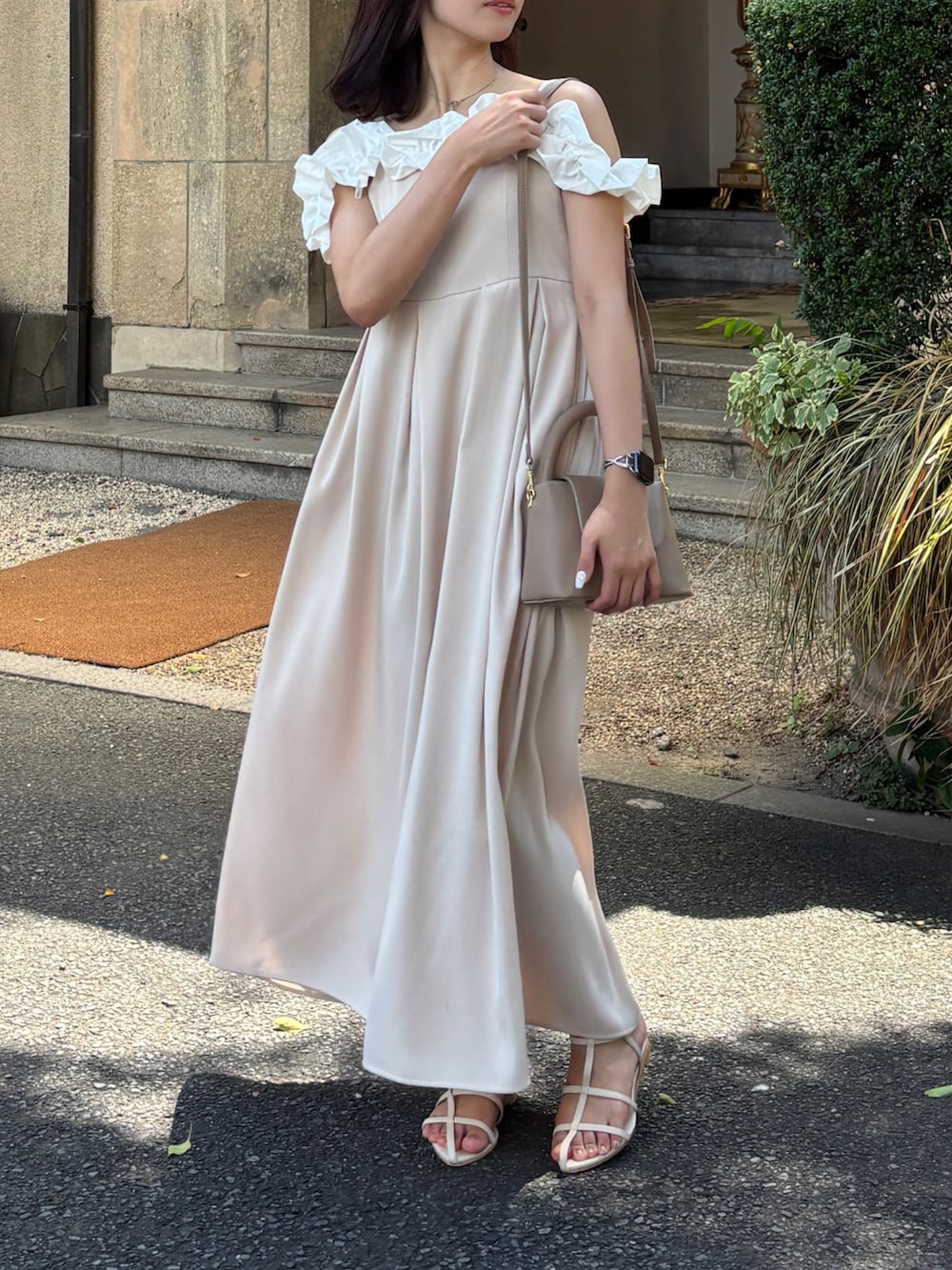 ベージュ系のドレス、その他のその他を着用したレディースの春コーディネートの3枚目の写真