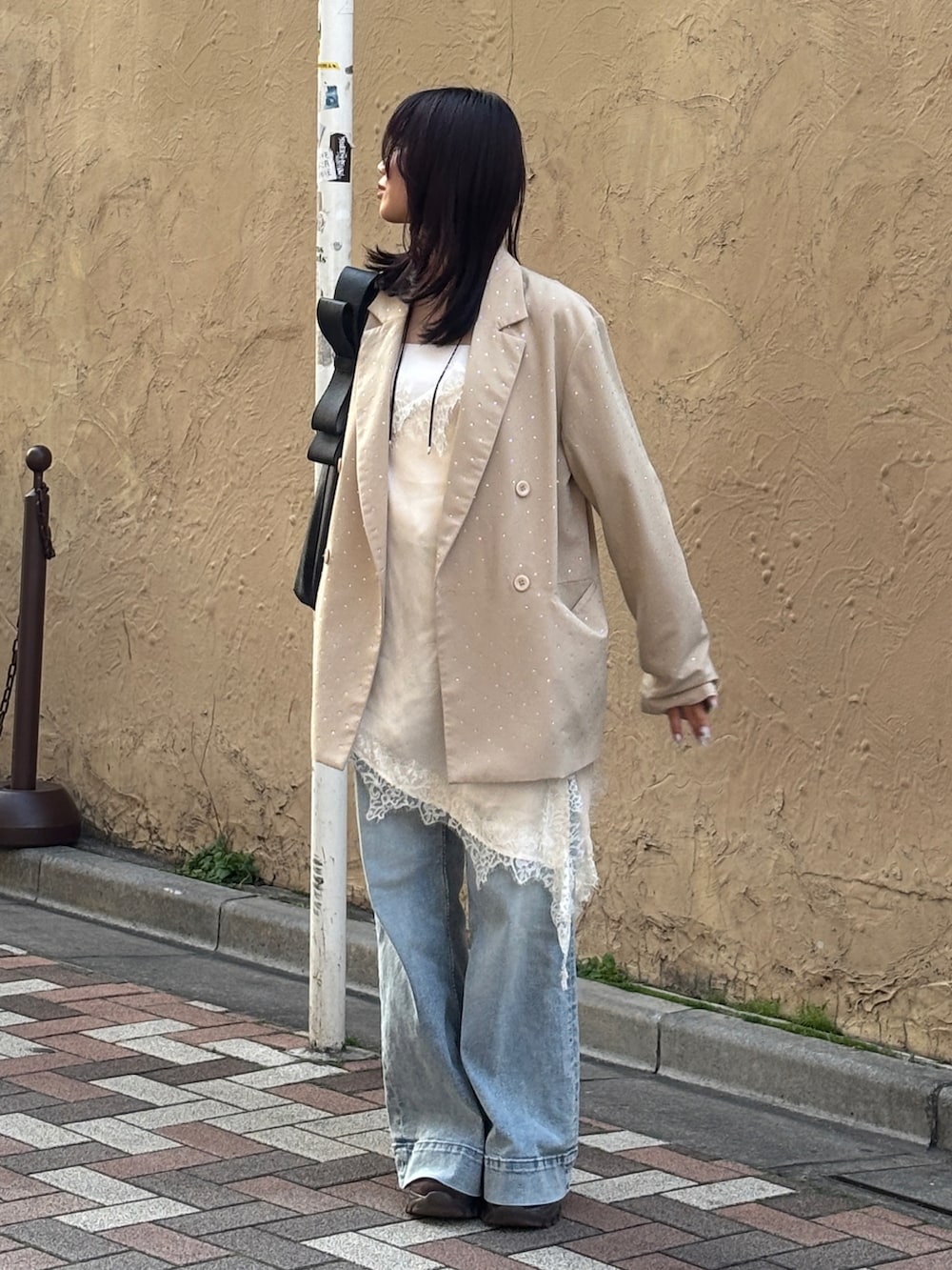 ブラウン系のローファー、ベージュ系のテーラードジャケット、ホワイト系のワンピースを着用したレディースの春コーディネートの2枚目の写真