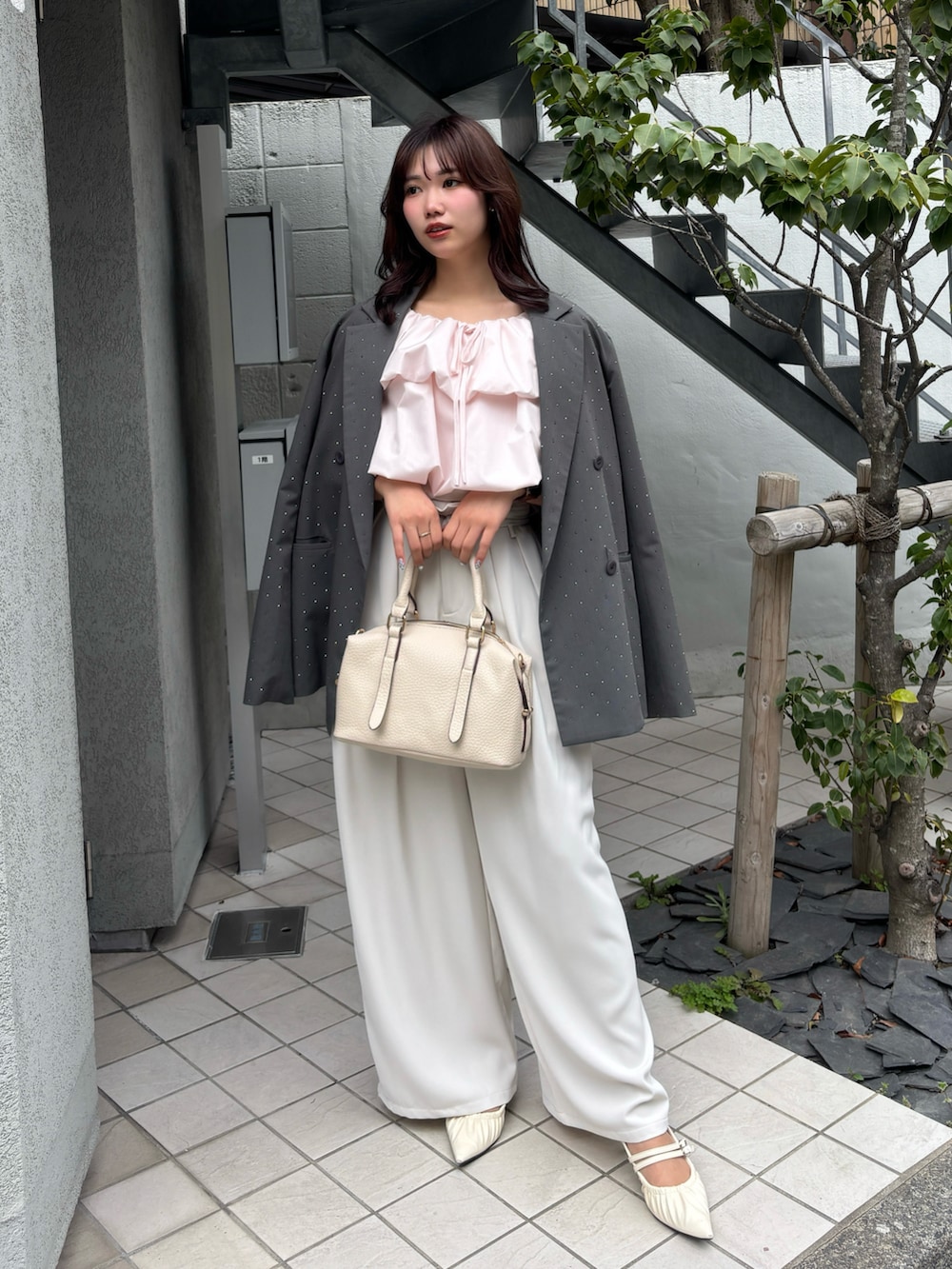 グレー系のテーラードジャケット、ピンク系のシャツ/ブラウスを着用したレディースの春コーディネートの2枚目の写真