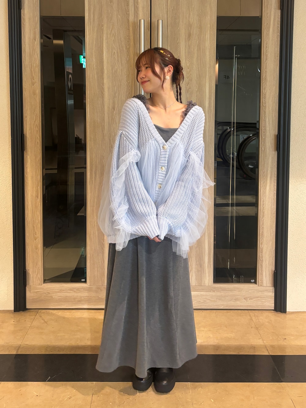 ブルー系のカーディガン/ボレロ、グレー系のワンピース/ドレスを着用したレディースの春コーディネートの3枚目の写真