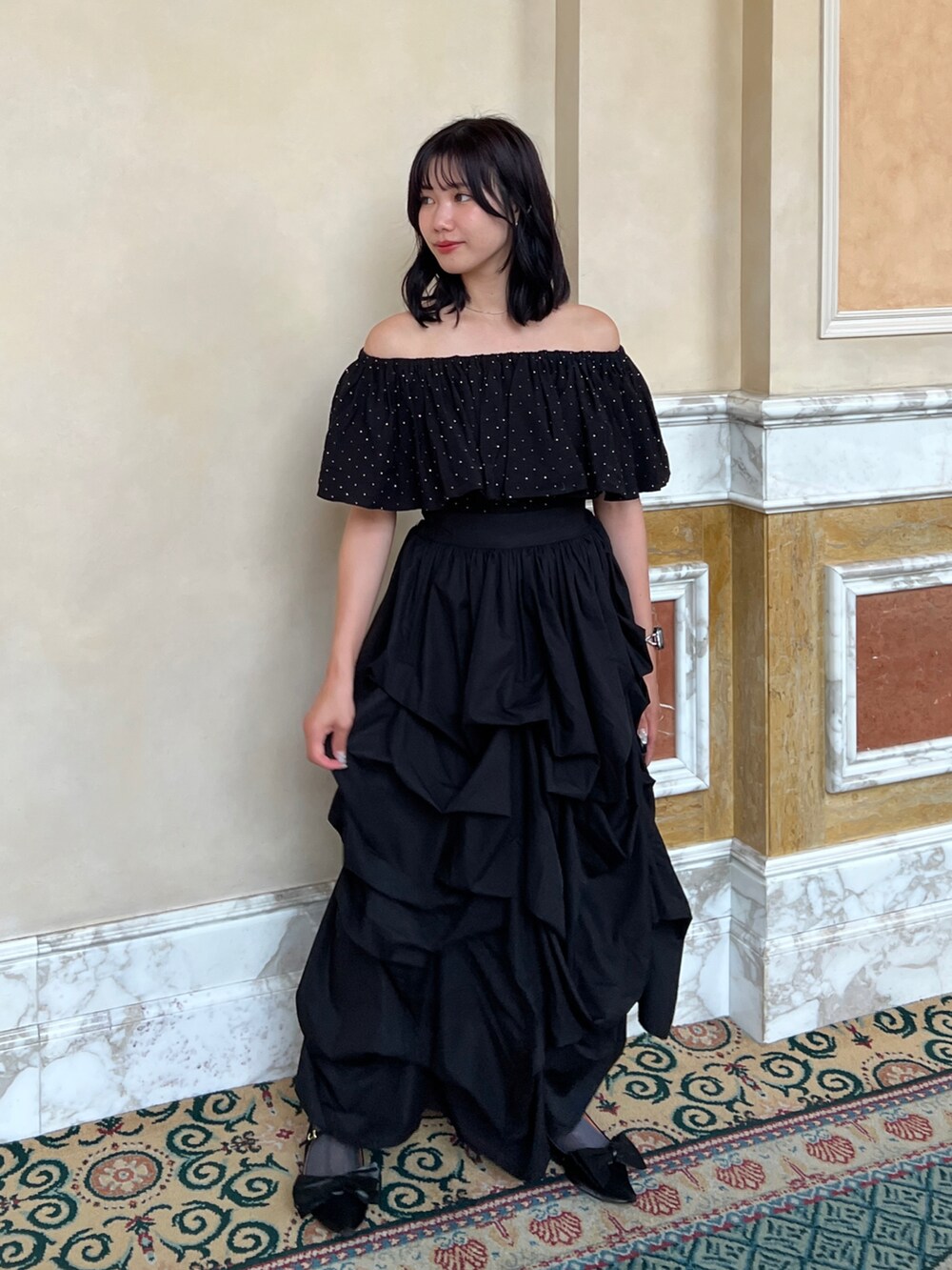 ブラック系のパンプス、ブラック系のシャツ/ブラウス、ブラック系のスカートを着用したレディースの夏コーディネートの2枚目の写真