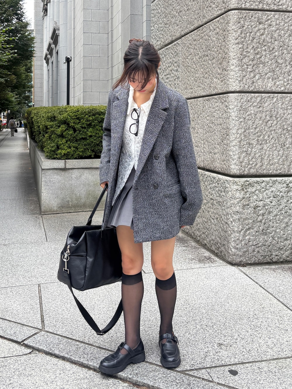 ホワイト系のシャツ/ブラウス、ブラック系のローファー、ブラック系のテーラードジャケットを着用したレディースの秋コーディネートの2枚目の写真