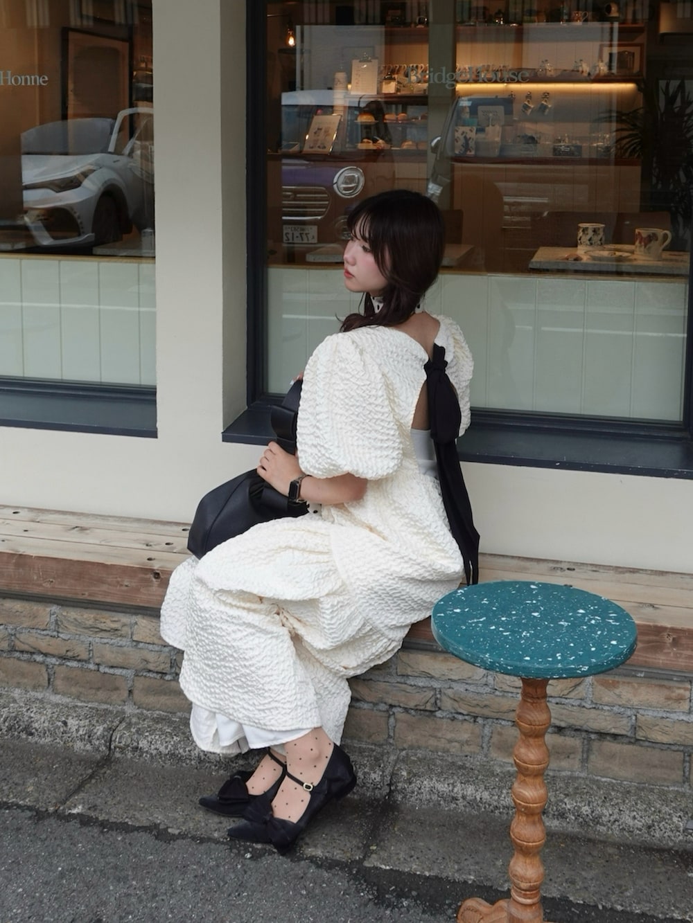 ホワイト系のワンピース、ブラック系のショルダーバッグ、その他のその他を着用したレディースの夏コーディネートの5枚目の写真