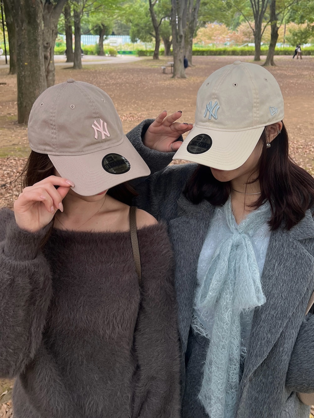 グレー系のテーラードジャケット、グレー系のその他パンツ、ブラウン系のローファーを着用したレディースの秋コーディネートの5枚目の写真