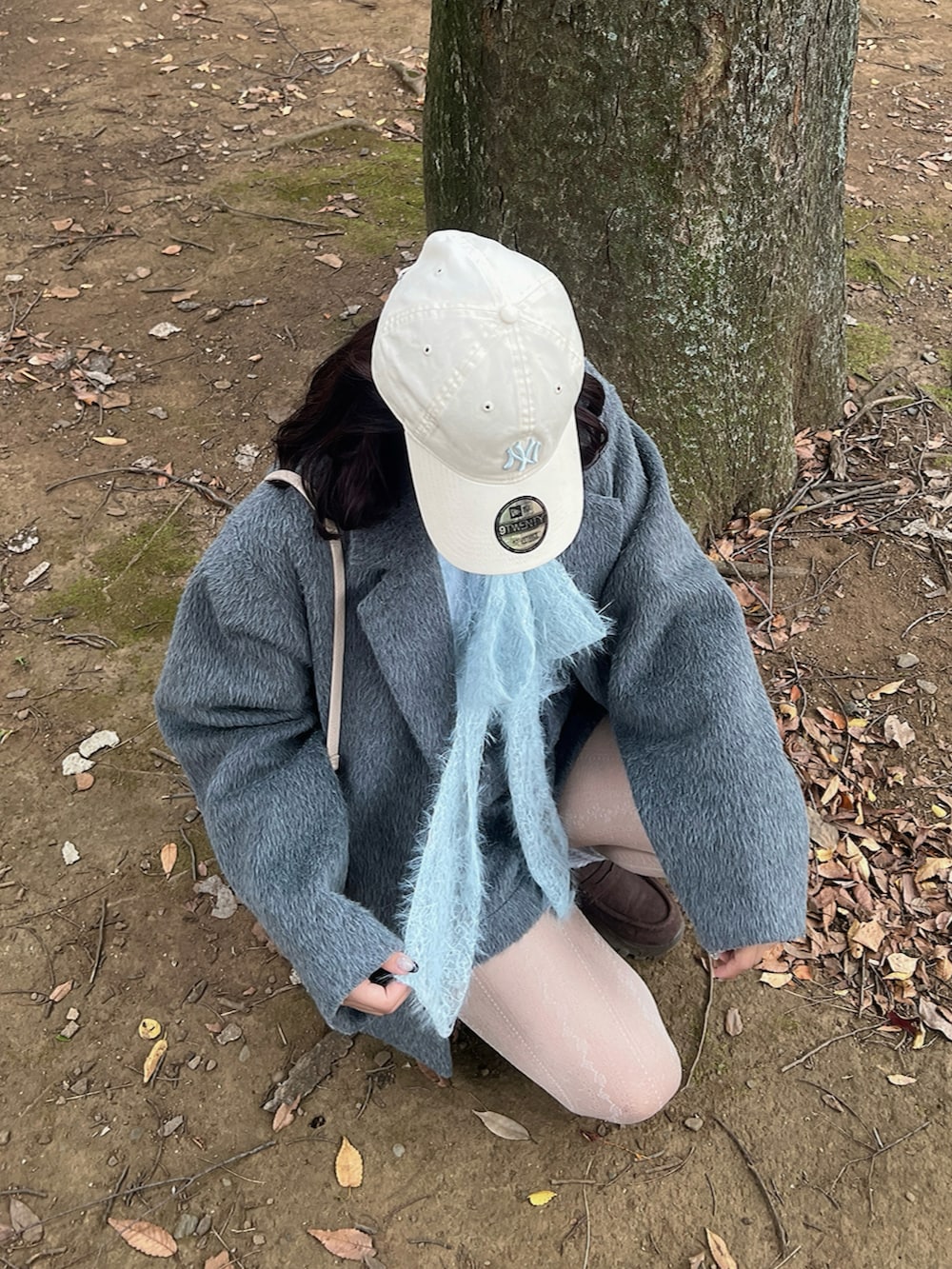 ブルー系のシャツ/ブラウス、グレー系のテーラードジャケット、グレー系のその他パンツを着用したレディースの秋コーディネートの2枚目の写真
