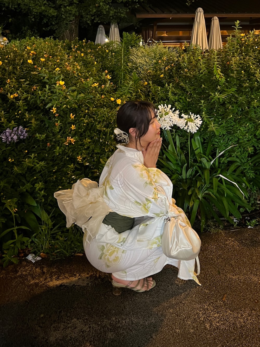 ホワイト系のハンドバッグ、グリーン系のサンダル、ホワイト系の浴衣を着用したレディースの夏コーディネートの2枚目の写真