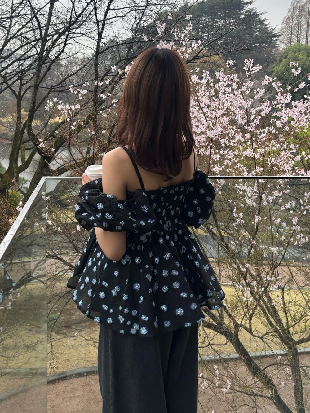 ブルー系のシャツ/ブラウス、ブラック系のデニムパンツ、ブラウン系のローファーを着用したレディースの春コーディネートの3枚目の写真