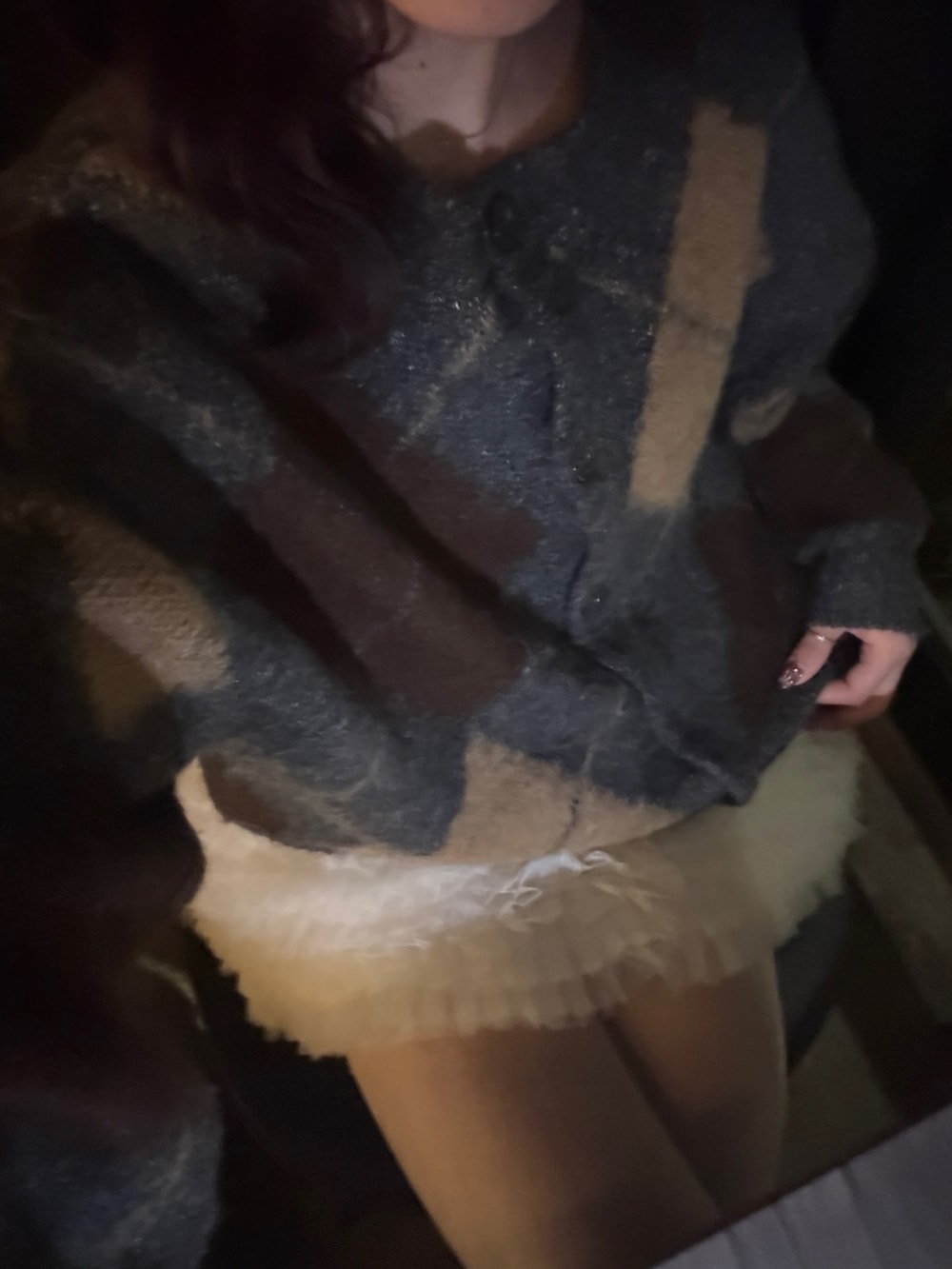 グレー系のカーディガン/ボレロ、ブラウン系のジャケット/アウター、ブラウン系のブーツを着用したレディースの冬コーディネートの2枚目の写真