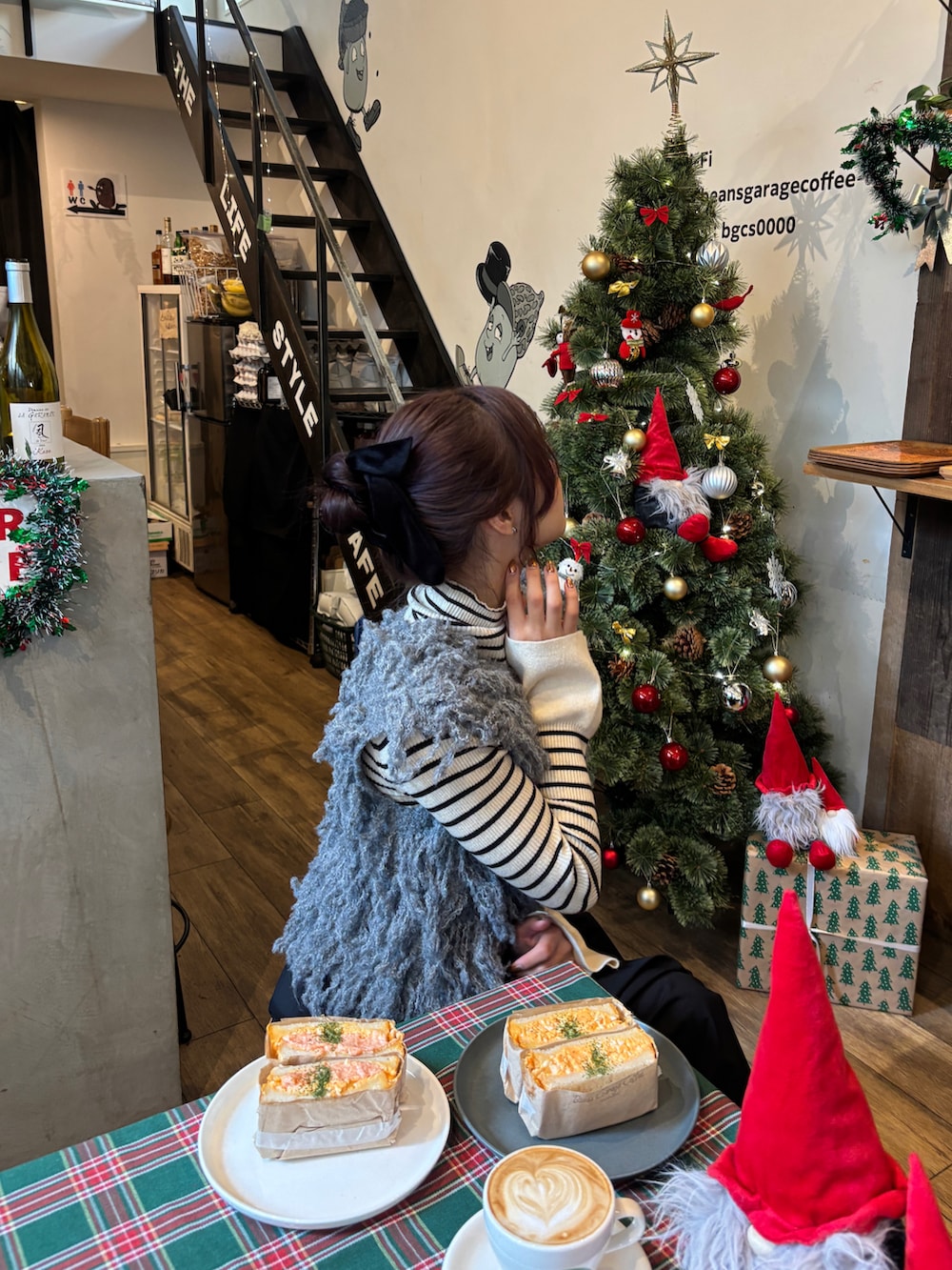 その他のニット/セーター、ブラック系のスカート、ブラック系のパンプスを着用したレディースの冬コーディネートの2枚目の写真