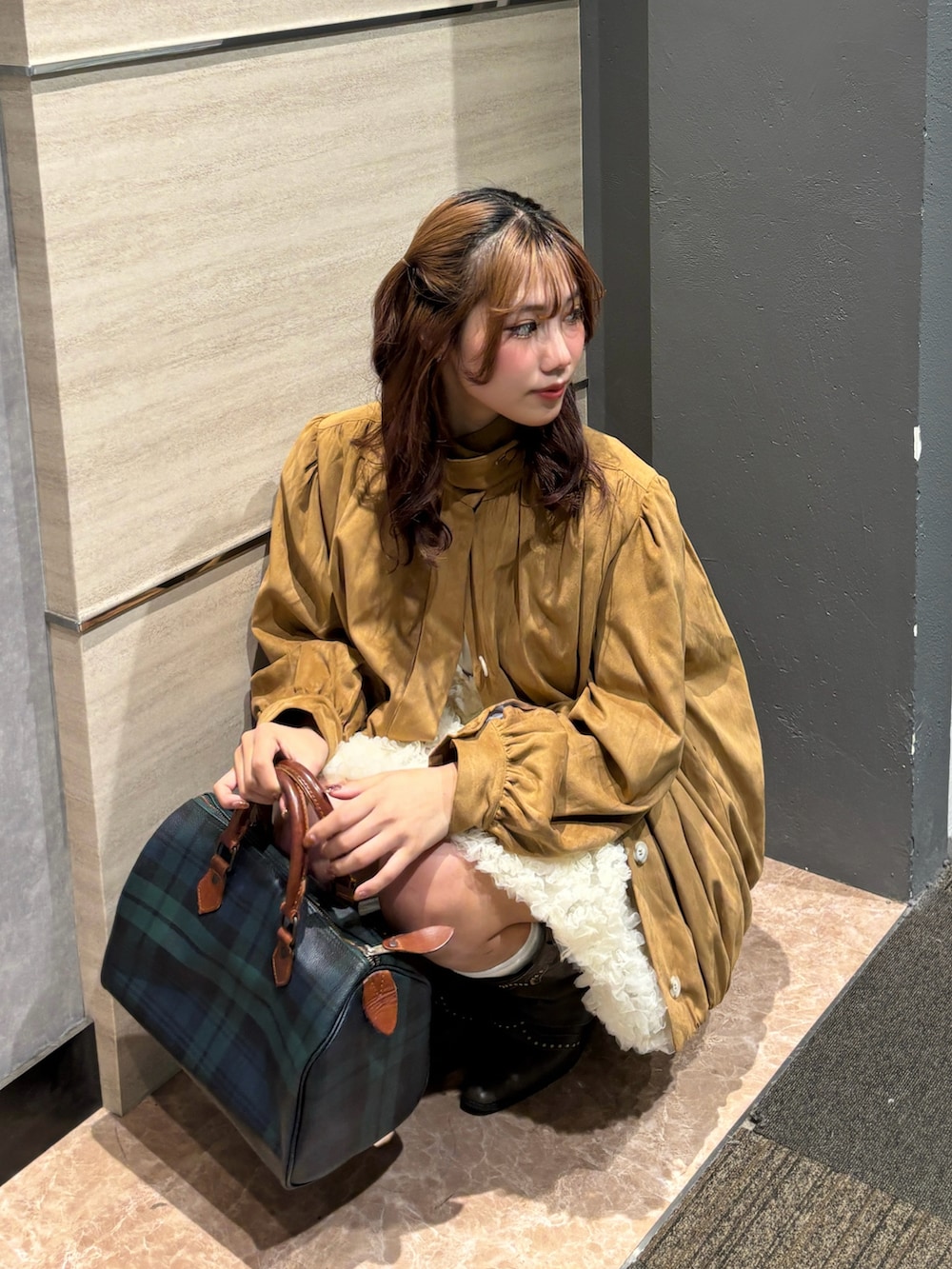 ホワイト系のドレス、グリーン系のバッグ、ブラウン系のジャケット/アウターを着用したレディースの冬コーディネートの2枚目の写真