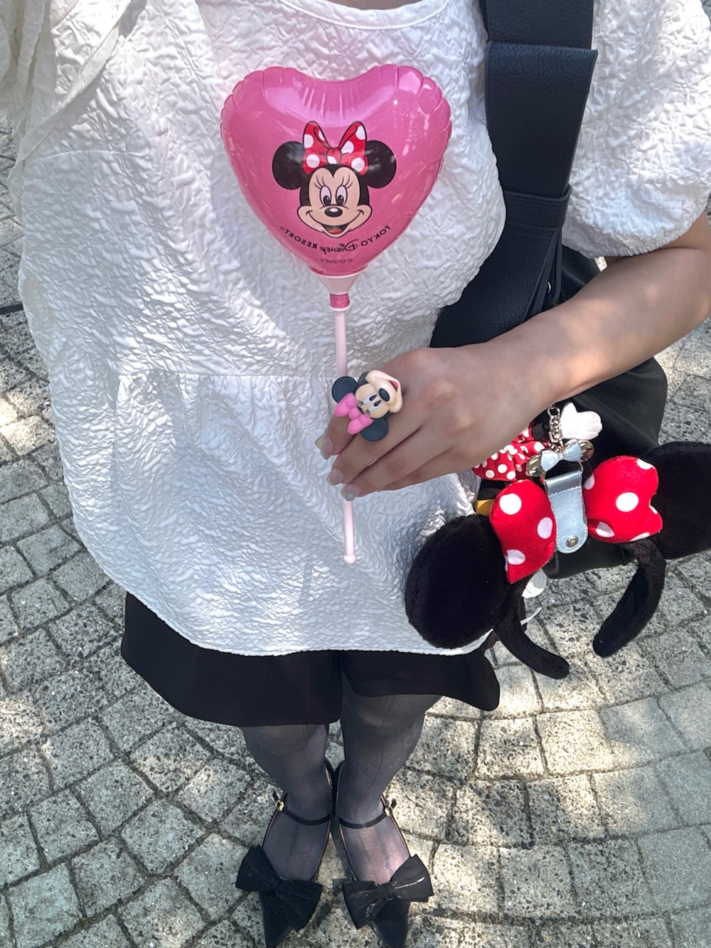 ブラック系のパンプス、ホワイト系のシャツ/ブラウス、ブラック系のその他パンツを着用したレディースの夏コーディネートの2枚目の写真