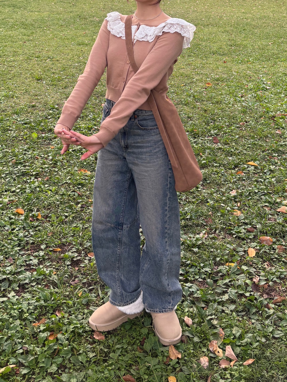 ベージュ系のカーディガン/ボレロ、その他のその他を着用したレディースの秋コーディネートの2枚目の写真