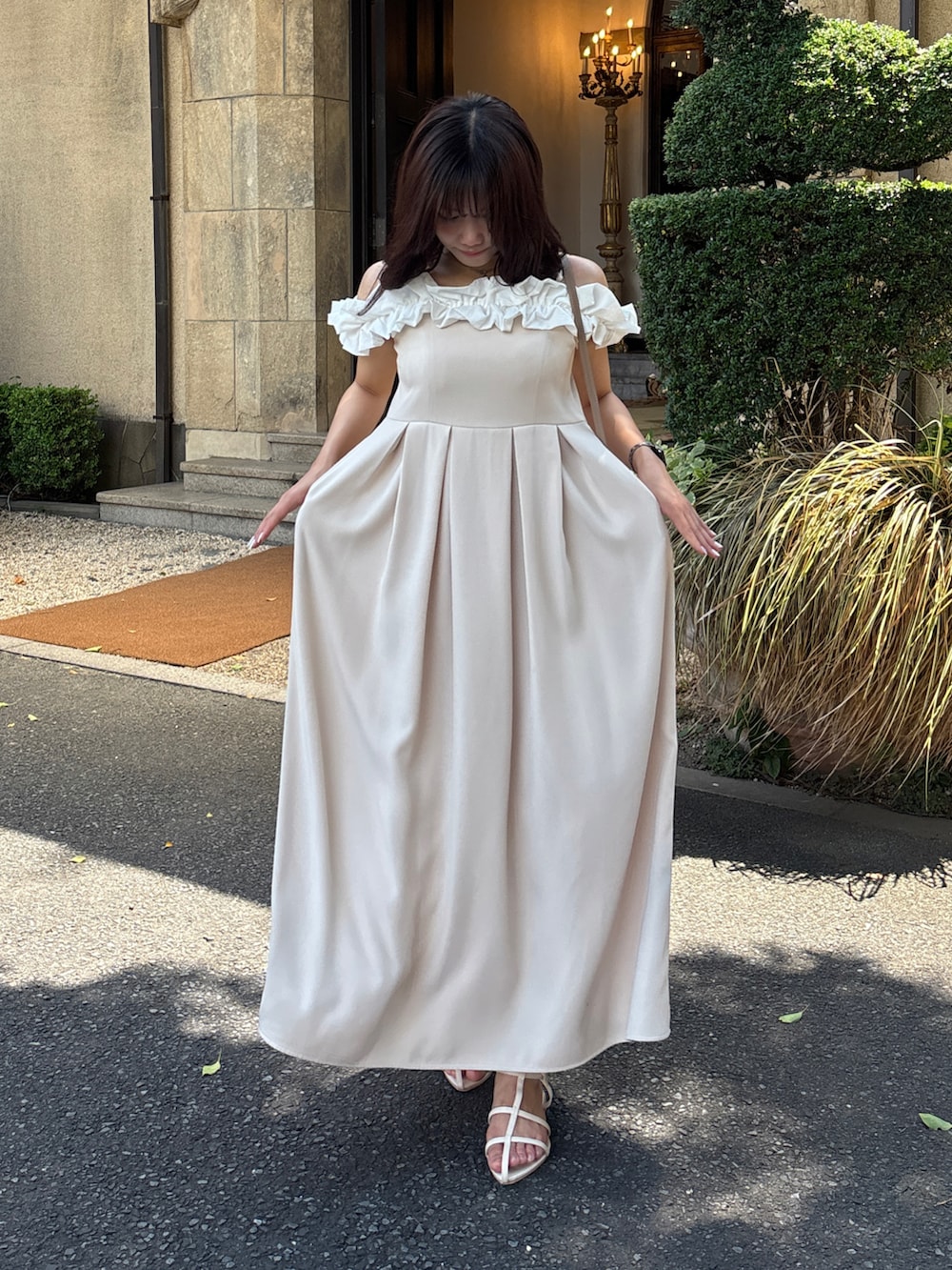 ベージュ系のドレス、その他のその他を着用したレディースの春コーディネートの4枚目の写真