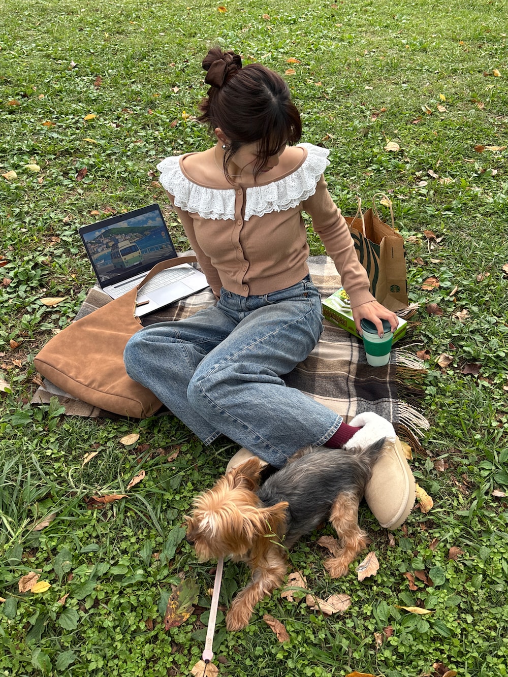 ベージュ系のカーディガン/ボレロ、その他のその他を着用したレディースの秋コーディネートの3枚目の写真