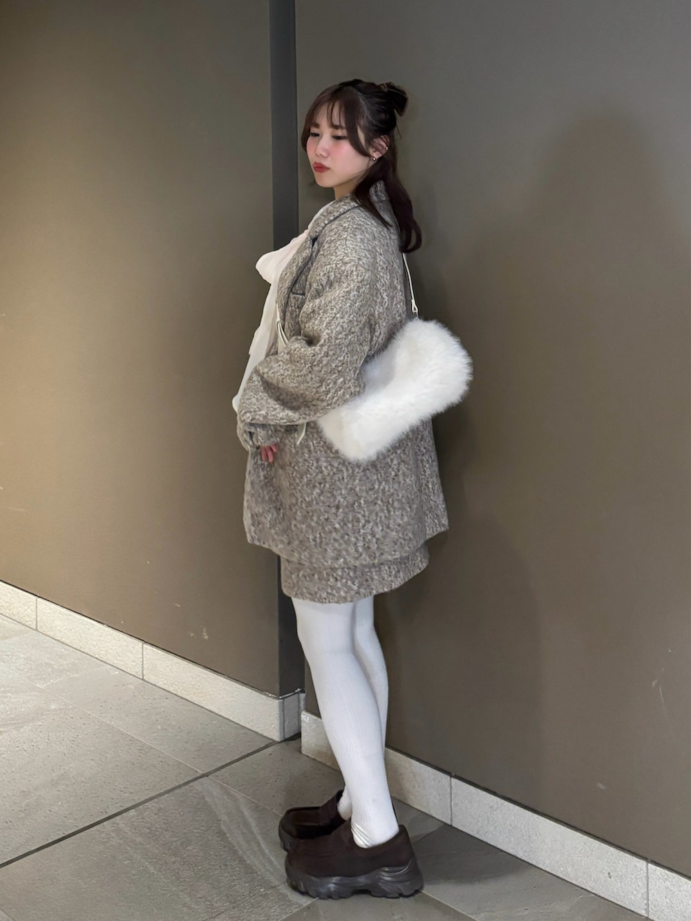 ホワイト系のシャツ/ブラウス、ブラウン系のテーラードジャケット、ブラウン系のその他パンツを着用したレディースの冬コーディネートの2枚目の写真