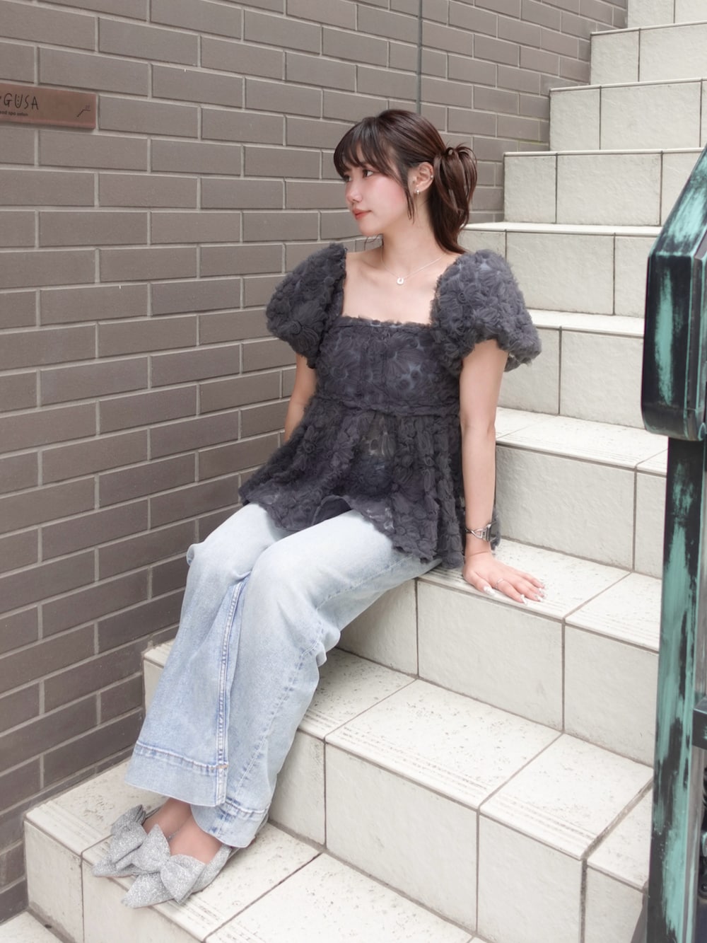 グレー系のシャツ/ブラウス、ブルー系のデニムパンツ、シルバー系のパンプスを着用したレディースの夏コーディネートの2枚目の写真
