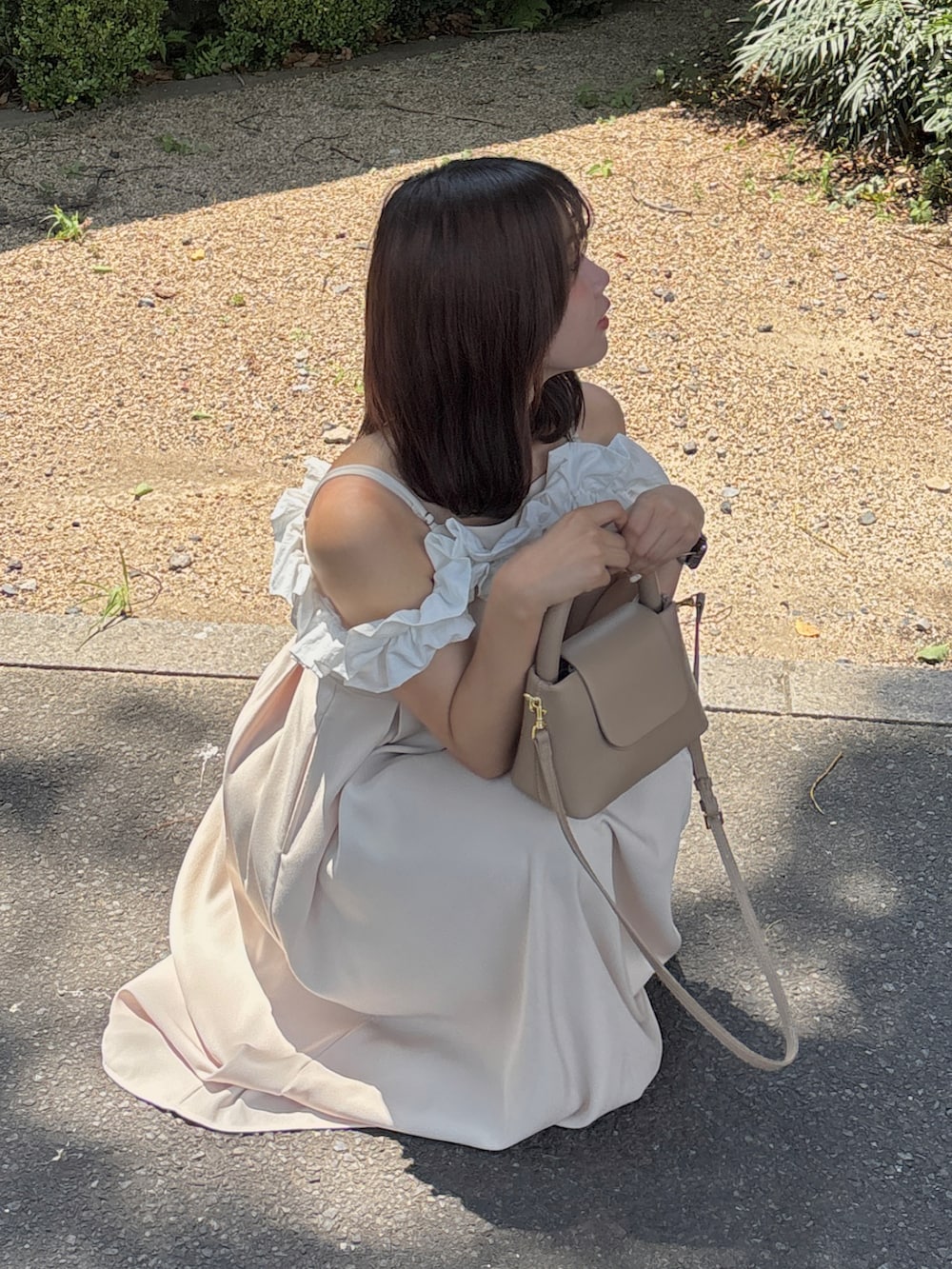 ベージュ系のドレス、その他のその他を着用したレディースの春コーディネートの5枚目の写真