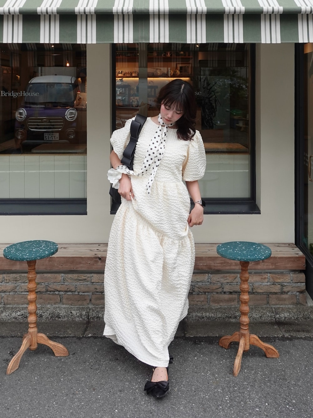 ホワイト系のワンピース、ブラック系のショルダーバッグ、その他のその他を着用したレディースの夏コーディネートの2枚目の写真