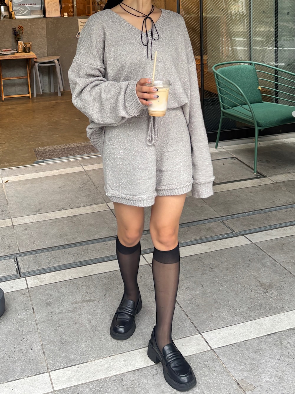 ホワイト系のニット/セーター、ホワイト系のその他パンツ、ブラック系のローファーを着用したレディースの秋コーディネートの3枚目の写真