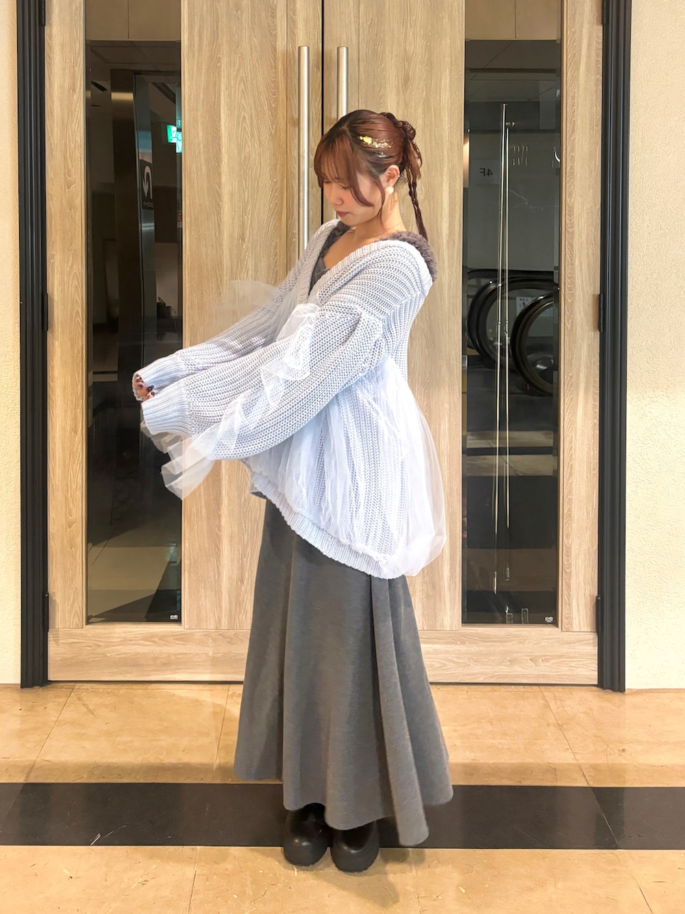 ブルー系のカーディガン/ボレロ、グレー系のワンピース/ドレスを着用したレディースの春コーディネートの2枚目の写真