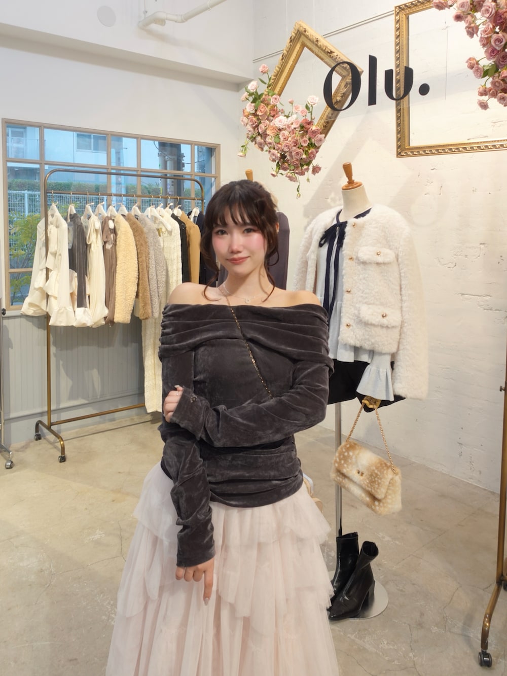 グレー系のTシャツ/カットソー、ピンク系のスカート、その他のその他を着用したレディースの夏コーディネートの2枚目の写真