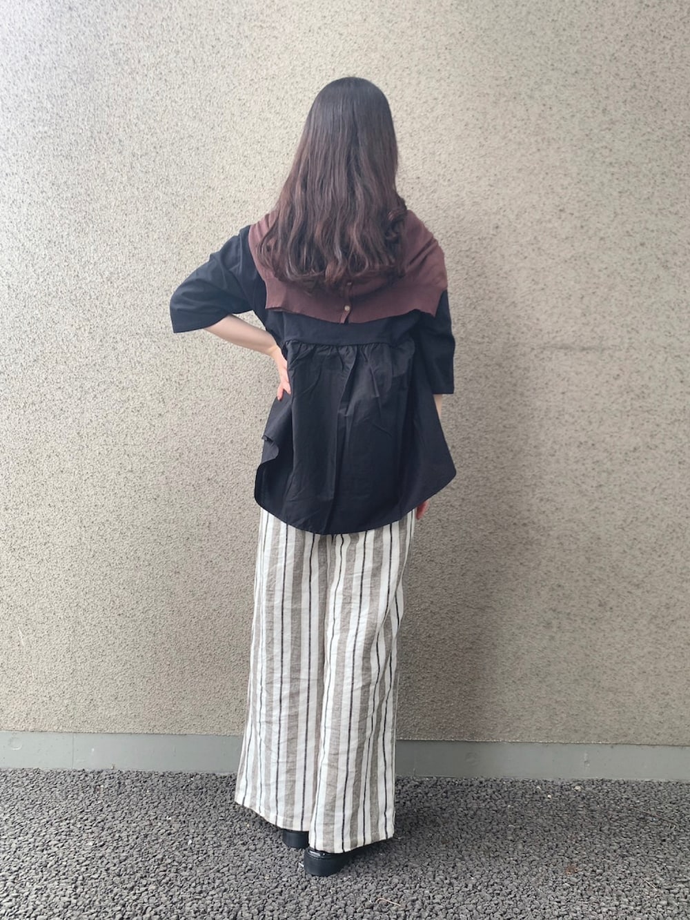 「WAREHOUSE、items、ITEMS URBANRESEARCH、アーバンリサーチ、Tシャツ、ストライプ、リネン、リネンパンツ、グルカサンダル、大人カジュアル、大人コーデ」｜「ITEMS URBANRESEARCHのリネンレーヨンワイドパンツ（その他パンツ、その他）」を使った、manaさん（レディース・160cm）の夏コーディネートの3枚目の写真