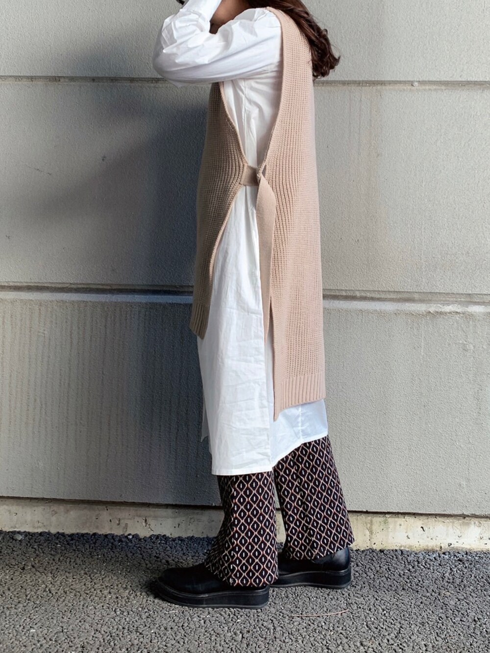 「ブーツ、シャツワンピース、レイヤードスタイル、ニットパンツ、ジャガードパンツ、WAREHOUSE、セットアイテム、items、ITEMS URBANRESEARCH、アイテムズアーバンリサーチ」｜「ITEMS URBANRESEARCHのニットベストレイヤードワンピース（ワンピース、ベージュ系）」を使った、manaさん（レディース・160cm）の冬コーディネートの2枚目の写真