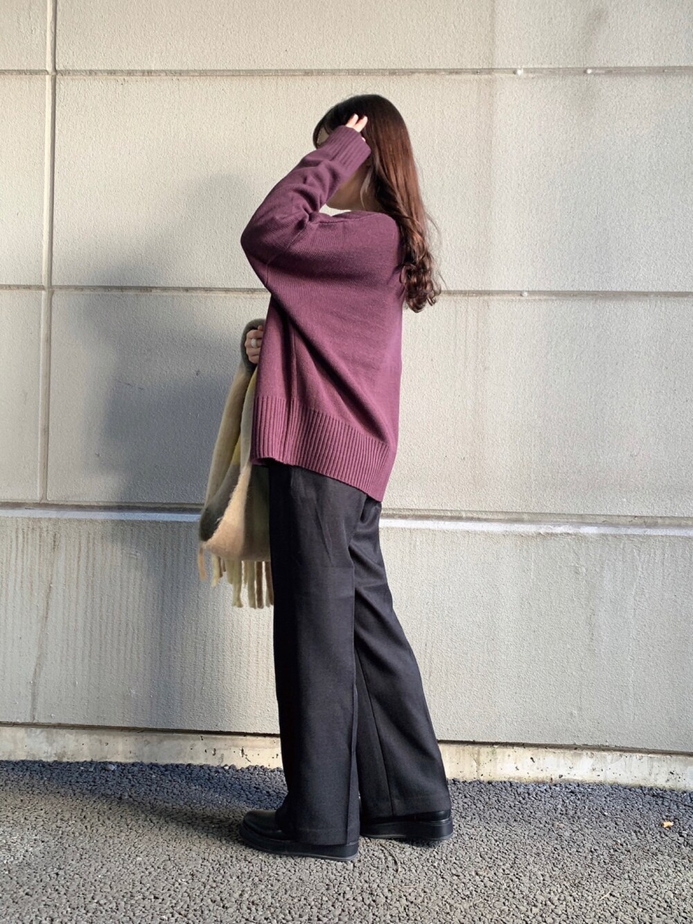 ブラック系のその他パンツ、パープル系のカーディガン/ボレロ、ホワイト系のTシャツ/カットソーを着用したレディースの冬コーディネートの2枚目の写真