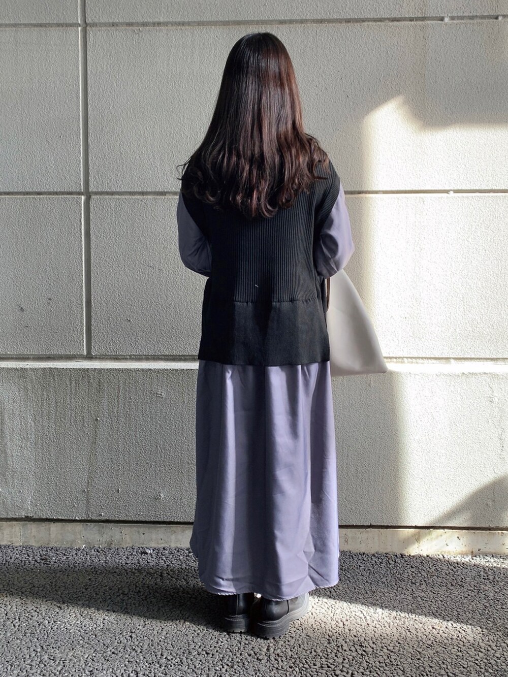 「トートバッグ、ワンピース、ブーツ、春コーデ、ドッキングワンピ、WAREHOUSE、綺麗めコーデ、items、ITEMS URBANRESEARCH、アイテムズアーバンリサーチ」｜「ITEMS URBANRESEARCHのニットベストドッキングワンピース（ワンピース、グレー系）」を使った、manaさん（レディース・160cm）の春コーディネートの3枚目の写真