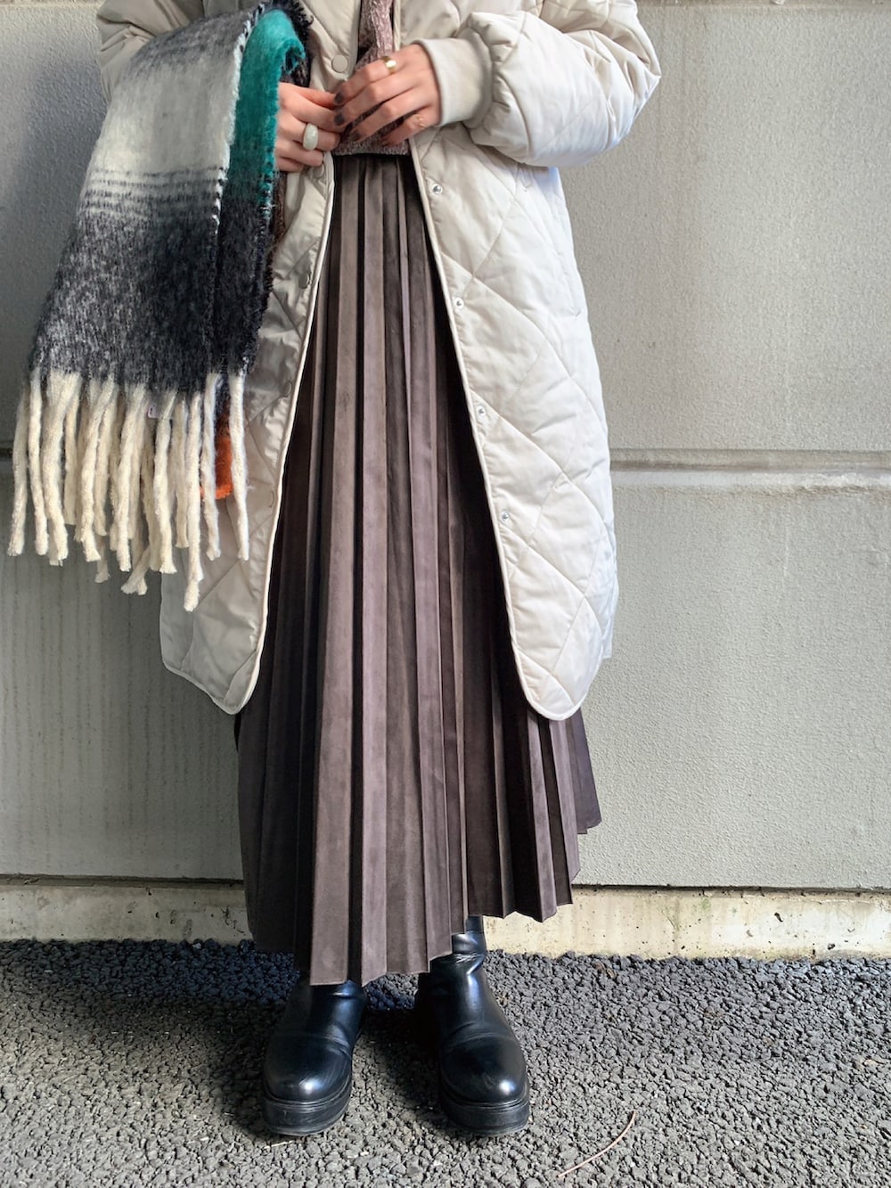 「ニット、プリーツスカート、ハイネックニット、キルティングコート、フェイクスエード、WAREHOUSE、スカートコーデ、items、ITEMS URBANRESEARCH、アイテムズアーバンリサーチ」｜「ITEMS URBANRESEARCHのフェイクスエードロングプリーツスカート（スカート、ブラウン系）」を使った、manaさん（レディース・160cm）の冬コーディネートの5枚目の写真