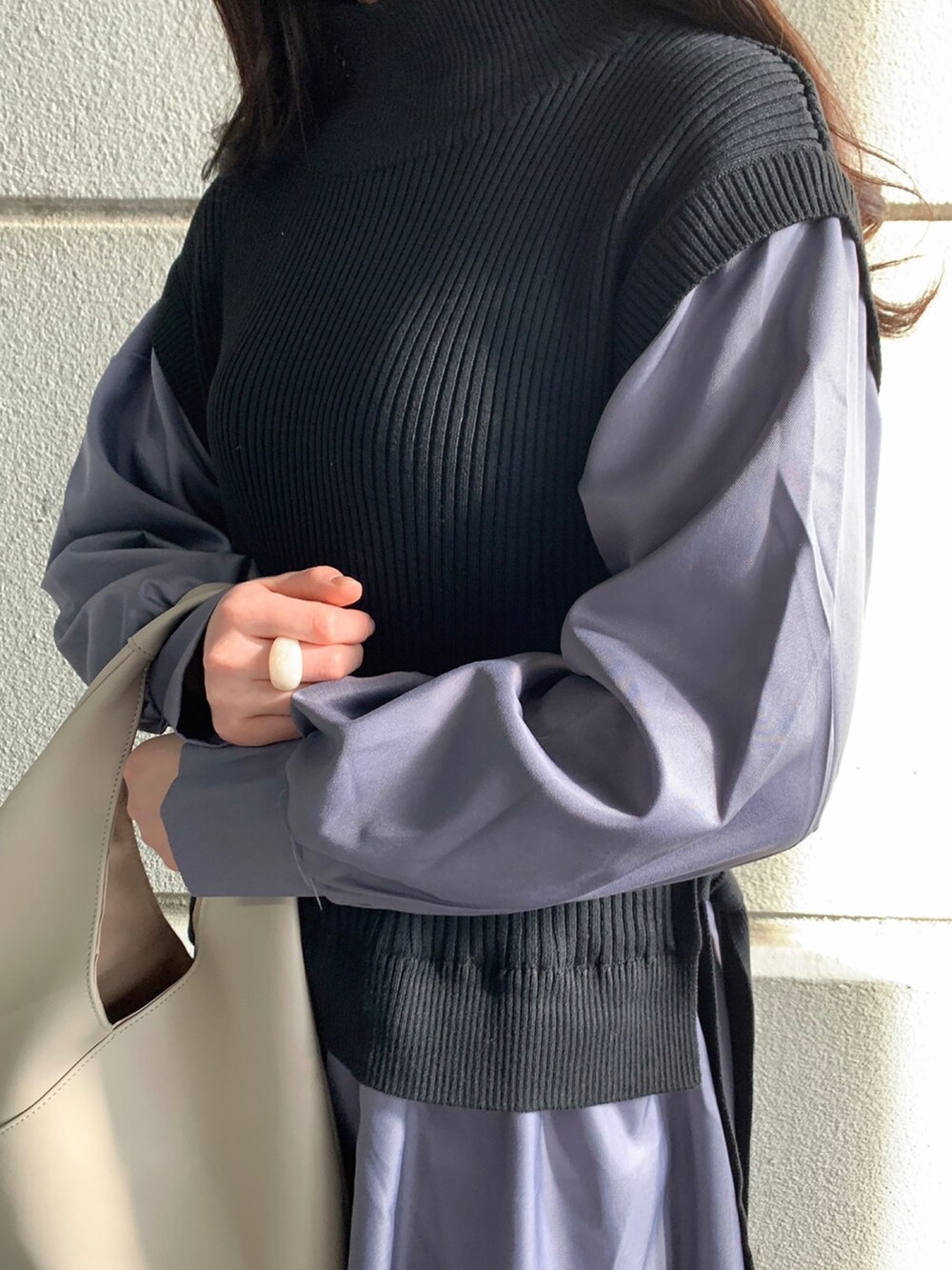 「トートバッグ、ワンピース、ブーツ、春コーデ、ドッキングワンピ、WAREHOUSE、綺麗めコーデ、items、ITEMS URBANRESEARCH、アイテムズアーバンリサーチ」｜「ITEMS URBANRESEARCHのニットベストドッキングワンピース（ワンピース、グレー系）」を使った、manaさん（レディース・160cm）の春コーディネートの4枚目の写真