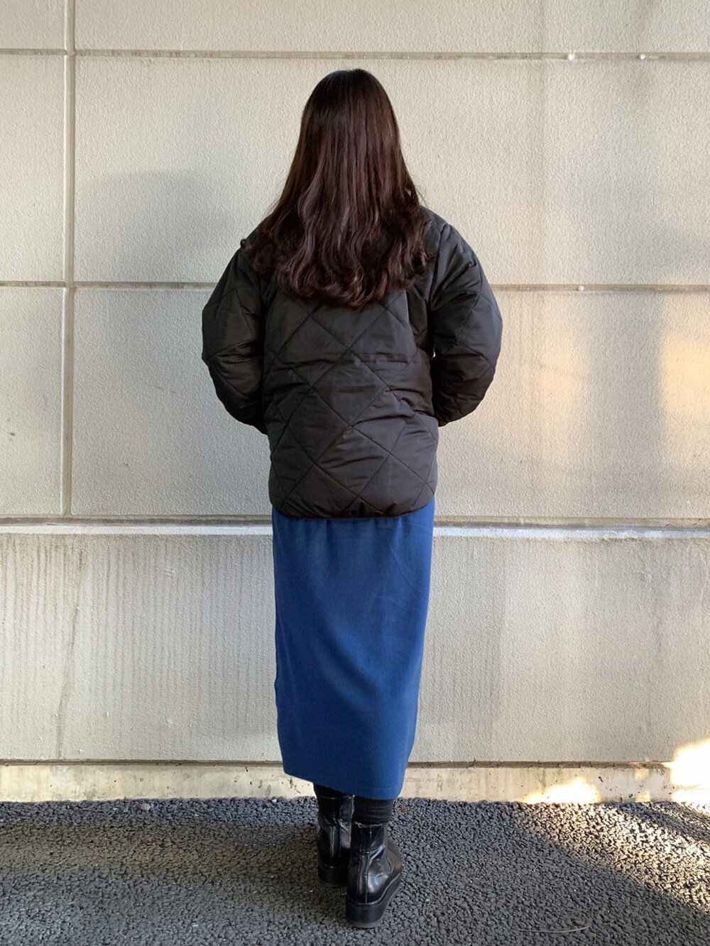 「ニット、ブーツ、キルティング、ニットワンピース、ニットベスト、WAREHOUSE、セットアイテム、items、ITEMS URBANRESEARCH、アイテムズアーバンリサーチ」｜「ITEMS URBANRESEARCHのベストセットニットワンピース（ワンピース、ブルー系）」を使った、manaさん（レディース・160cm）の冬コーディネートの3枚目の写真
