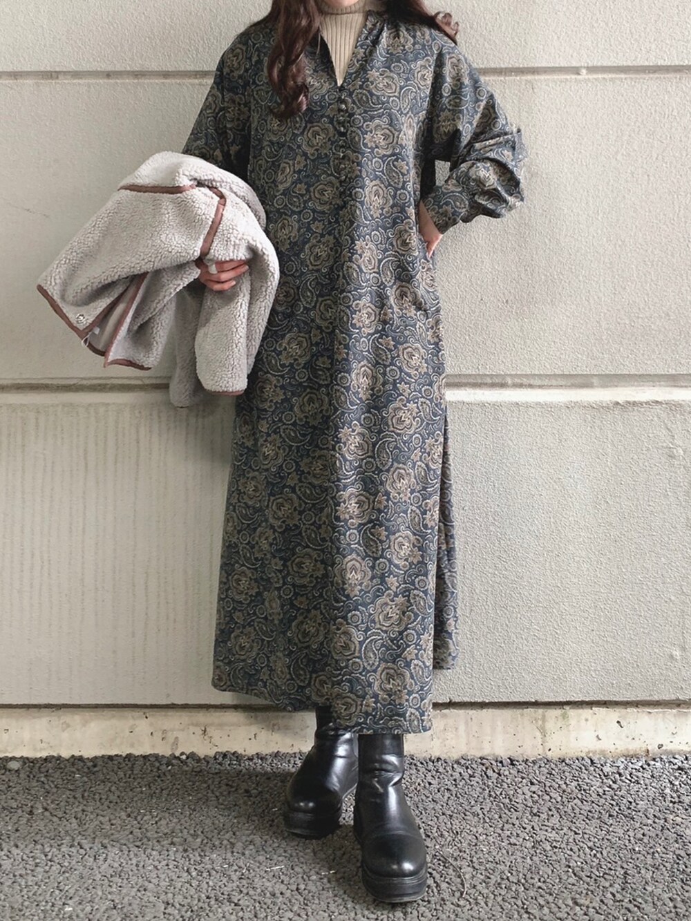 ブラック系のワンピース、ベージュ系のニット/セーター、グレー系のその他アウターを着用したレディースの冬コーディネートの2枚目の写真
