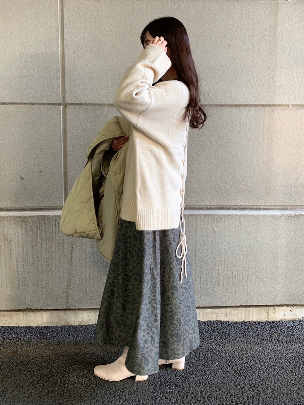 「ニット、ワンピース、ペイズリー柄、キルティング、レイヤードスタイル、WAREHOUSE、items、ITEMS URBANRESEARCH、アイテムズアーバンリサーチ、バック編みニット」｜「ITEMS URBANRESEARCHのバック編みニット（ニット/セーター、ベージュ系）」を使った、manaさん（レディース・160cm）の冬コーディネートの3枚目の写真
