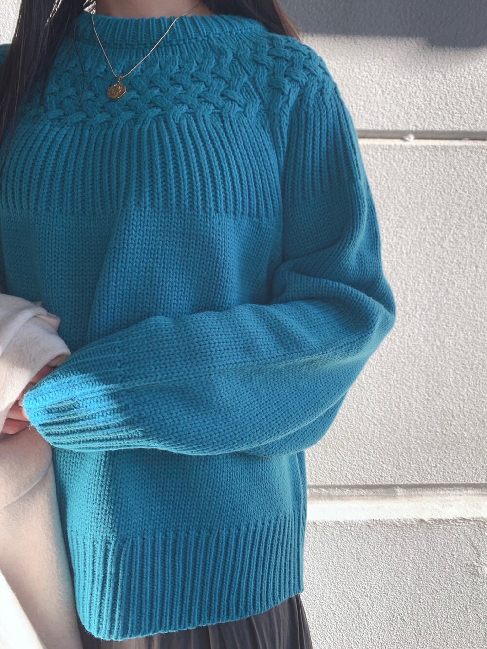 「コート、ニット、スカート、ブーツ、ケーブルニット、カラーニット、WAREHOUSE、items、ITEMS URBANRESEARCH、アイテムズアーバンリサーチ」｜「ITEMS URBANRESEARCHのクルーネックケーブルニット（ニット/セーター、ブルー系）」を使った、manaさん（レディース・160cm）の冬コーディネートの2枚目の写真