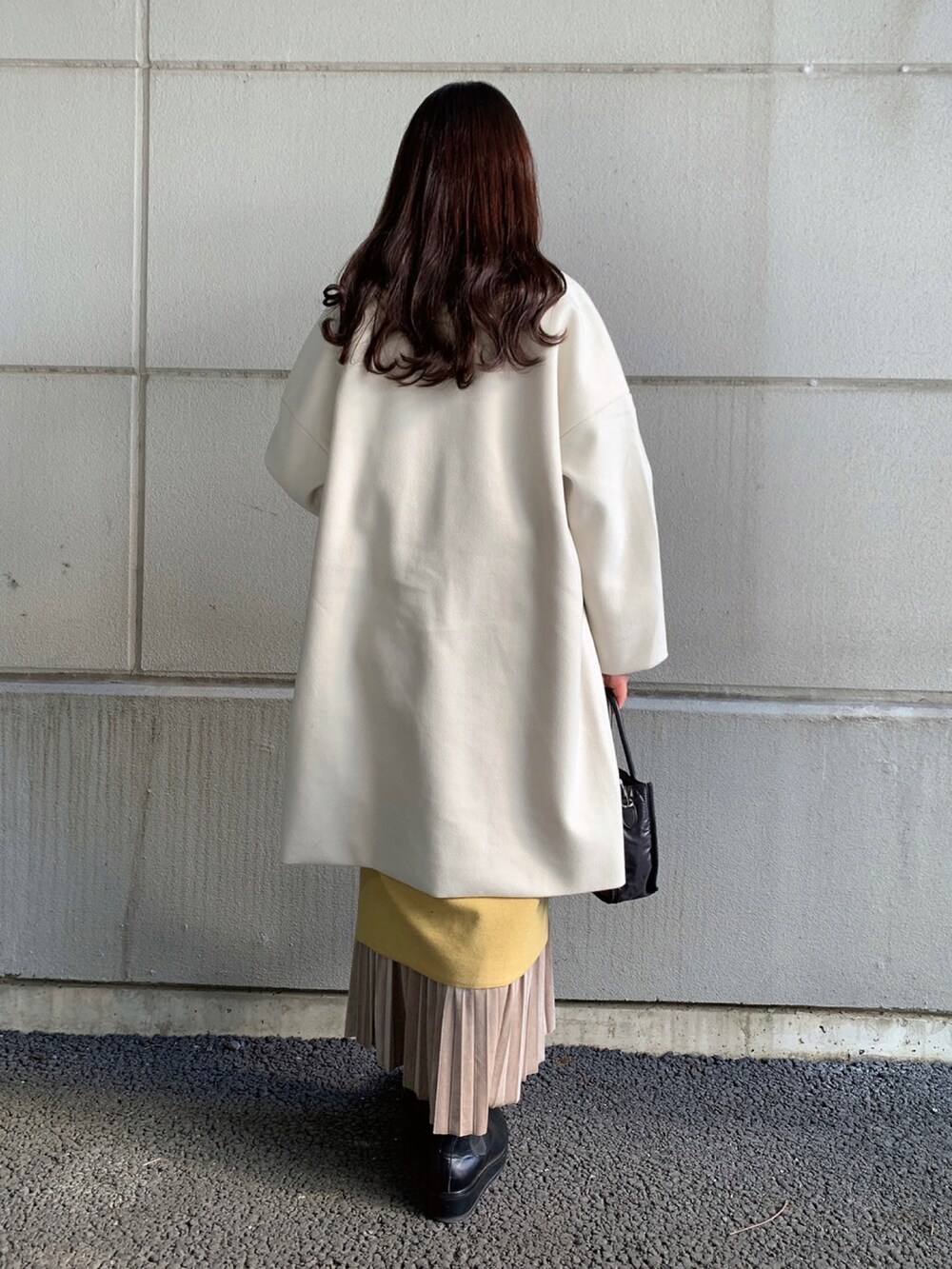 「コート、レイヤード、ニットワンピース、レイヤードスタイル、ノーカラーコート、WAREHOUSE、ベロアスカート、items、ITEMS URBANRESEARCH、アイテムズアーバンリサーチ」｜「ITEMS URBANRESEARCHの【一部WEB限定カラー】クルーネックニットロングワンピース（ワンピース、イエロー系）」を使った、manaさん（レディース・160cm）の冬コーディネートの2枚目の写真