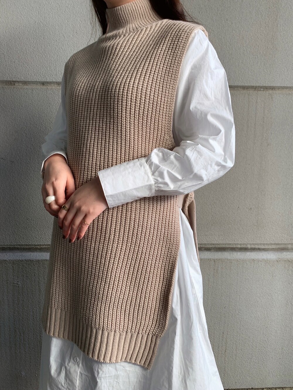 「ブーツ、シャツワンピース、レイヤードスタイル、ニットパンツ、ジャガードパンツ、WAREHOUSE、セットアイテム、items、ITEMS URBANRESEARCH、アイテムズアーバンリサーチ」｜「ITEMS URBANRESEARCHのニットベストレイヤードワンピース（ワンピース、ベージュ系）」を使った、manaさん（レディース・160cm）の冬コーディネートの3枚目の写真