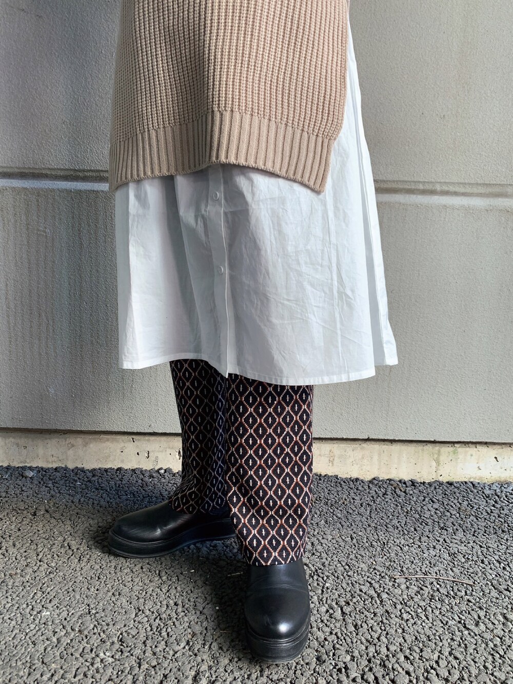 「ブーツ、シャツワンピース、レイヤードスタイル、ニットパンツ、ジャガードパンツ、WAREHOUSE、セットアイテム、items、ITEMS URBANRESEARCH、アイテムズアーバンリサーチ」｜「ITEMS URBANRESEARCHのニットベストレイヤードワンピース（ワンピース、ベージュ系）」を使った、manaさん（レディース・160cm）の冬コーディネートの4枚目の写真