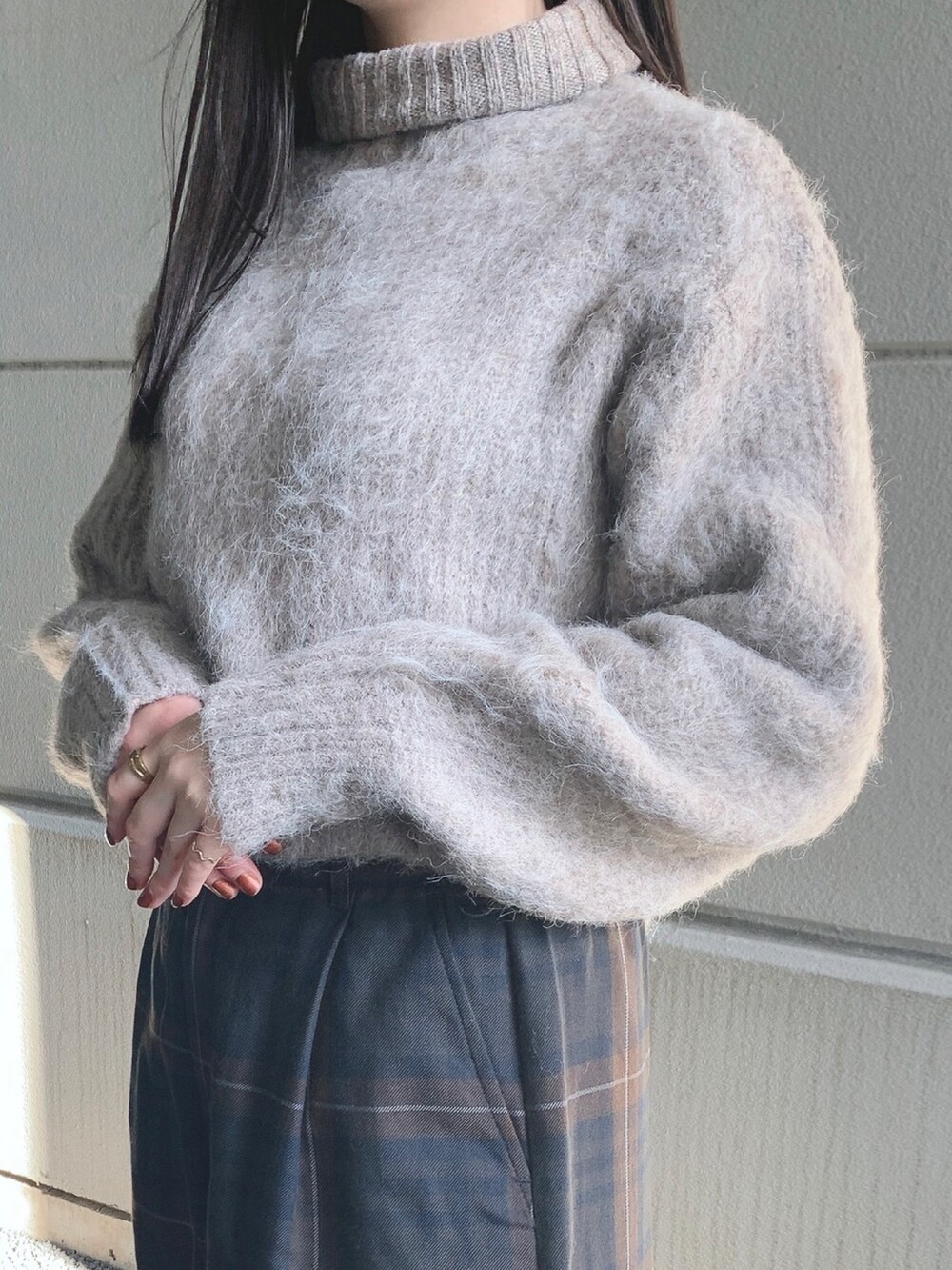 ベージュ系のニット/セーター、グレー系のその他パンツ、ブラック系のその他シューズを着用したレディースの冬コーディネートの2枚目の写真